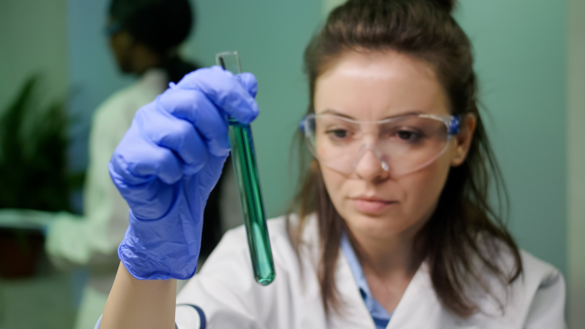 Eine Person hält ein Reagenzglas in einem Labor | Quelle: Freepik