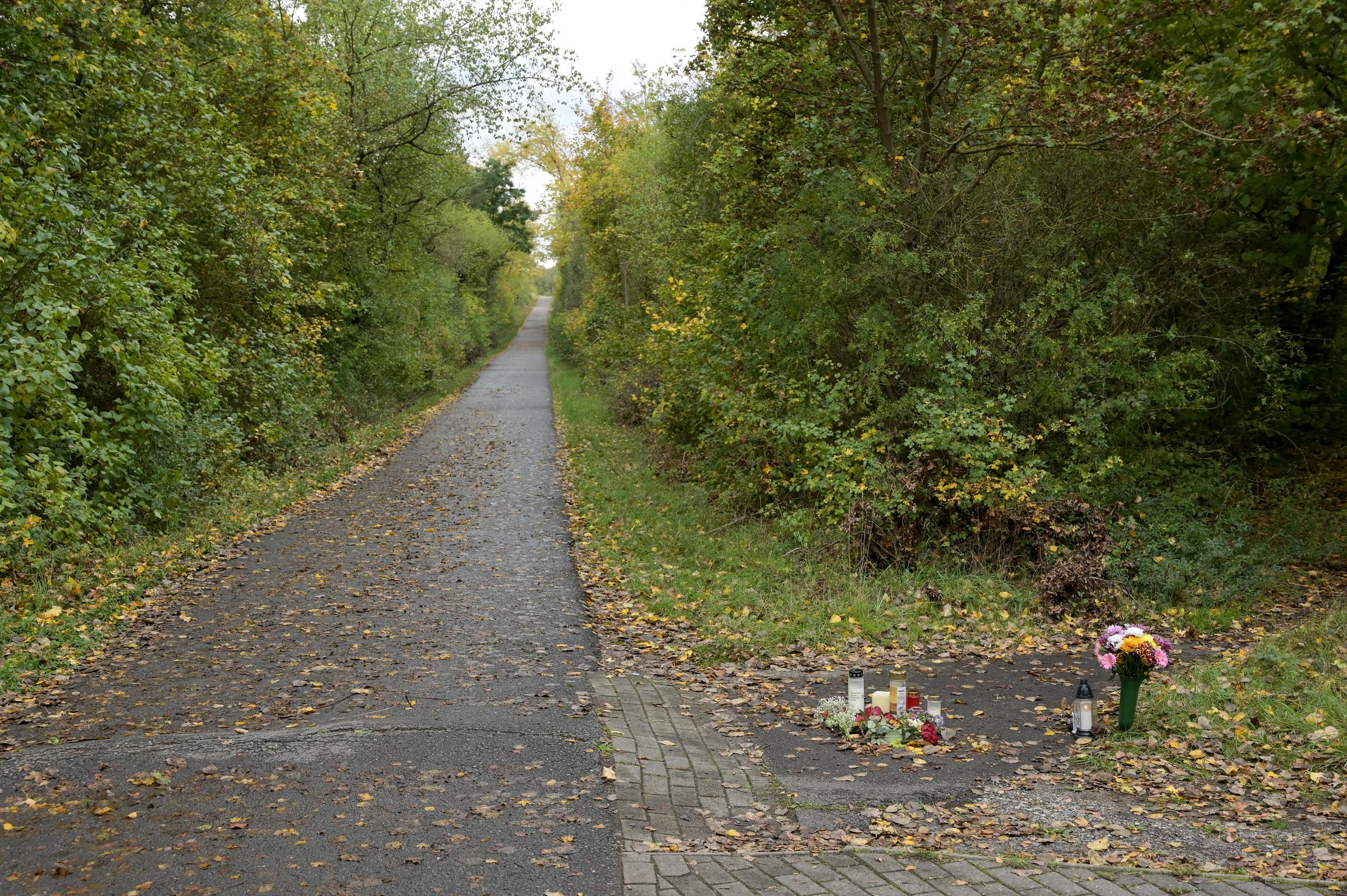 Entlang des Radwegs am Runstedter See zwischen Braunsbedra und Großkayna wurden Blumen niedergelegt. | Quelle: Getty Images