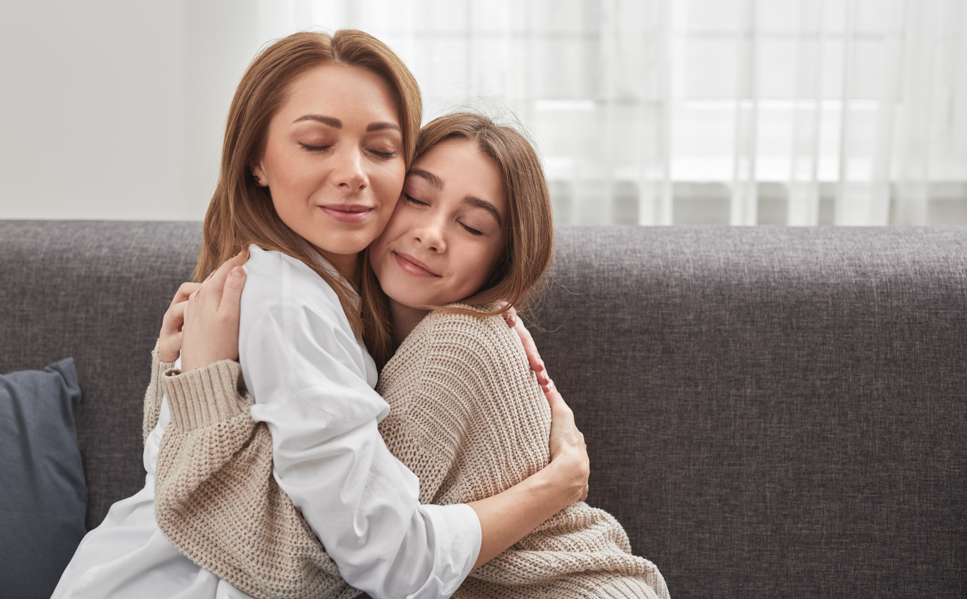 Mutter, die ihre Teenager-Tochter umarmt | Quelle: Shutterstock