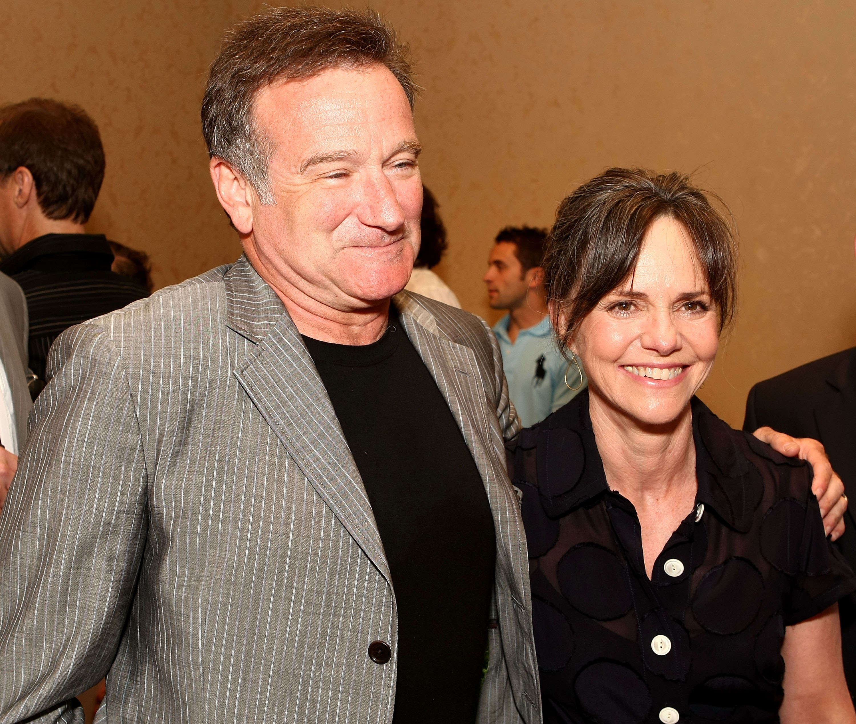 Robin Williams und Sally Field während einer Veranstaltung am 22. Juni 2008 in Los Angeles, Kalifornien, bei der eine Kampagne für ein neues GI-Gesetz vorgestellt wird | Quelle: Getty Images