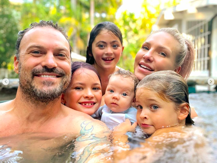 Brian Austin Green und Sharna Burgess mit Noah, Bodhi, Journey und Zane Green, posieren für ein Foto, gepostet am 16. Oktober 2022 | Quelle: Instagram/brianaustingreen