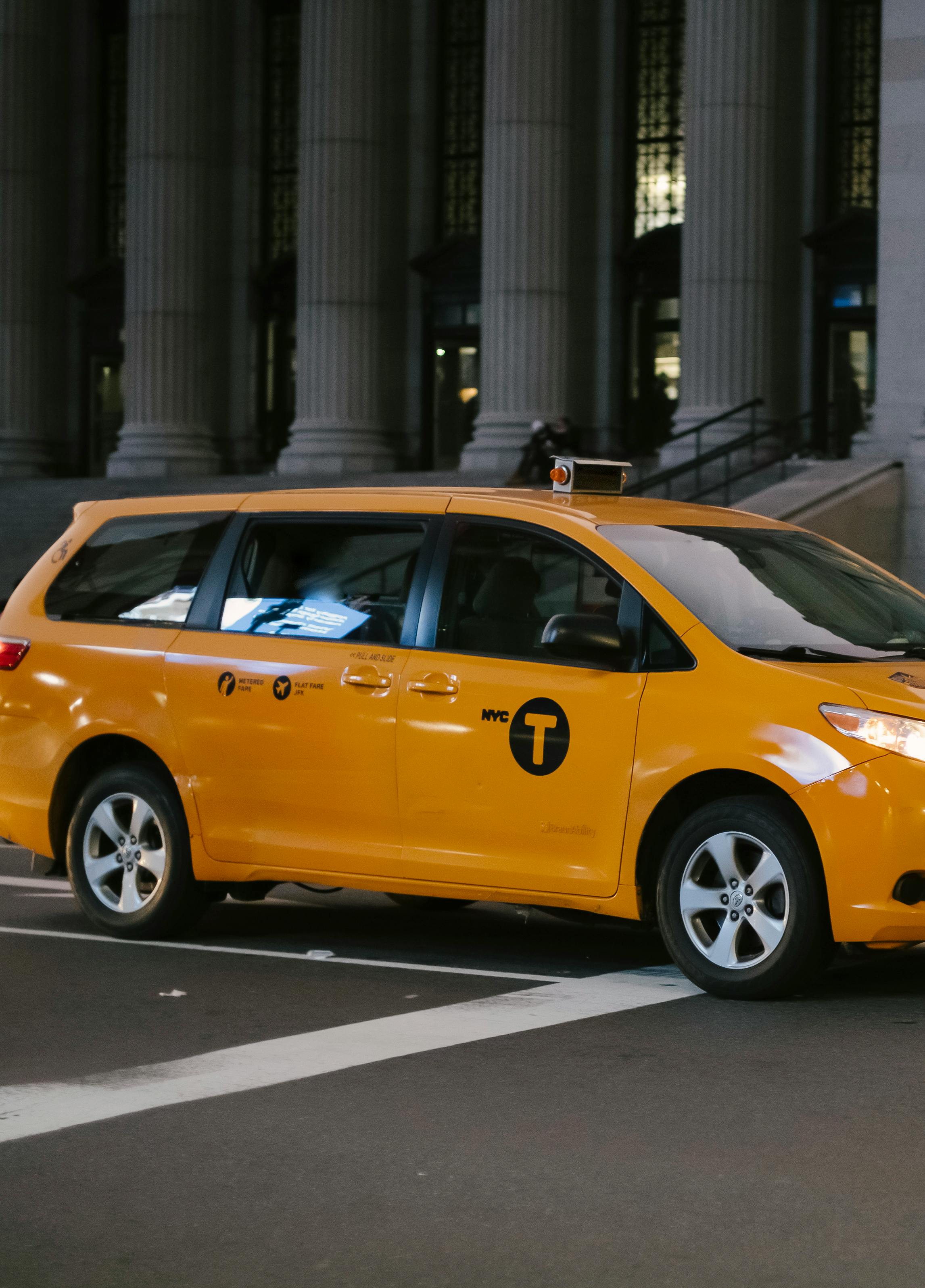 Ein gelbes Taxi auf der Straße | Quelle: Pexels