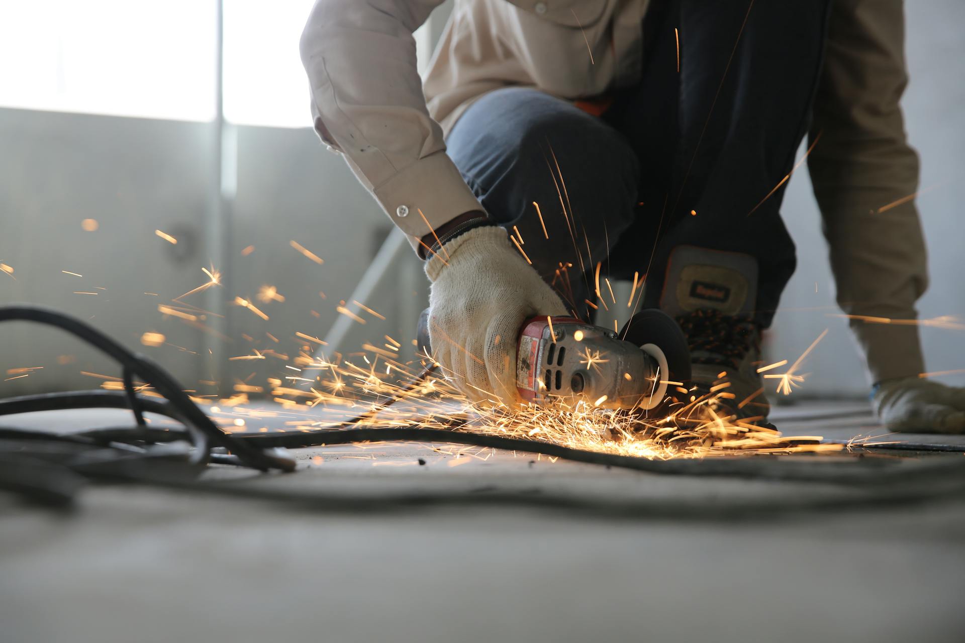 Ein Vorarbeiter bei der Arbeit auf einer Baustelle | Quelle: Pexels