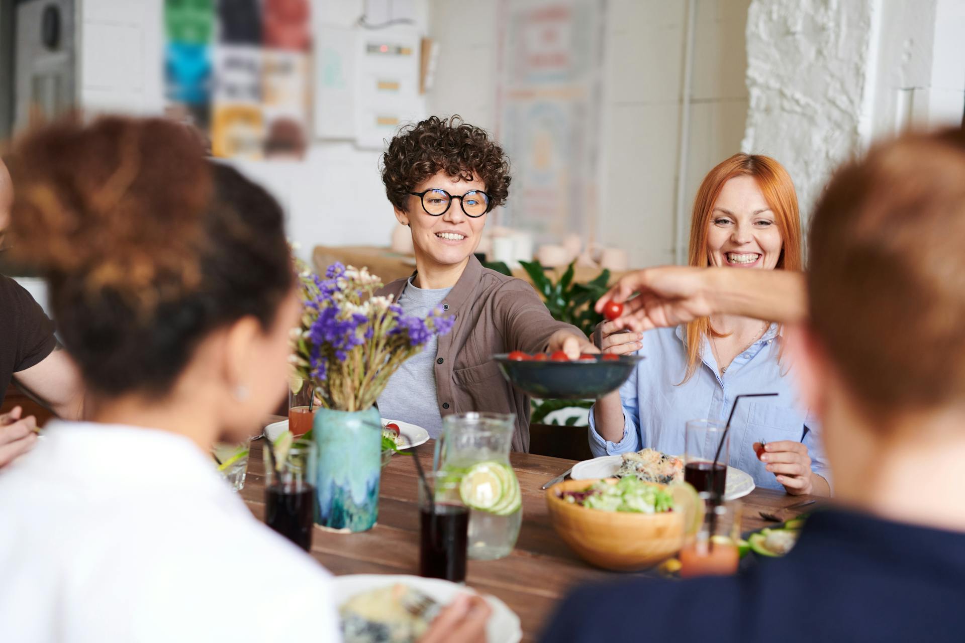 Frauen, die an einem Esstisch sitzen | Quelle: Pexels