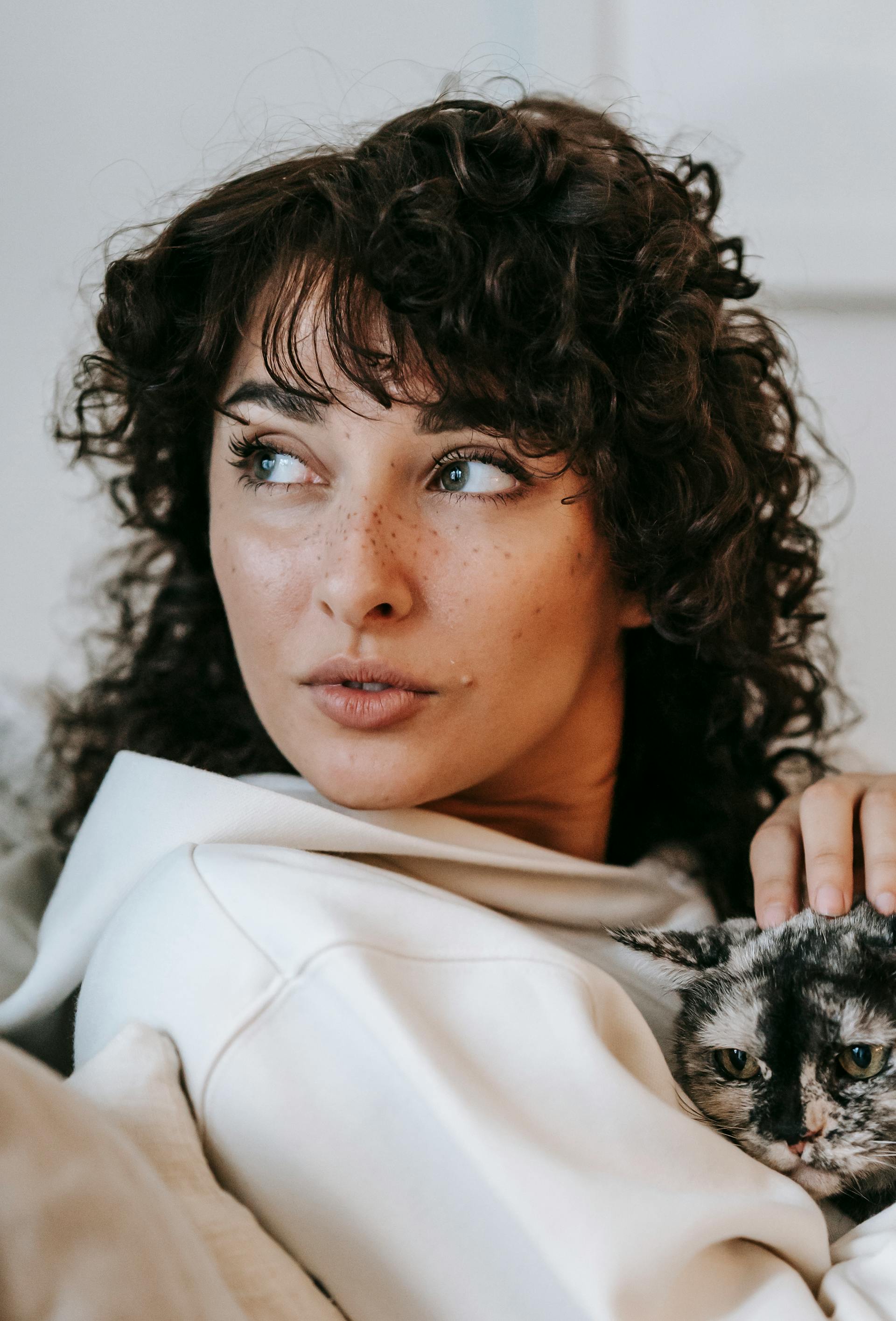 Eine Frau mit ihrer Hauskatze | Quelle: Pexels