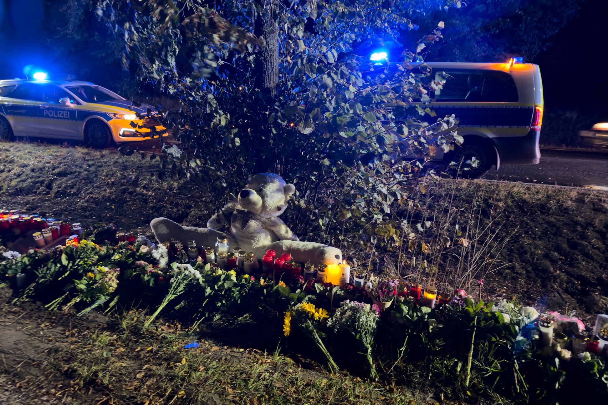 Am Unfallort sind Kerzen und Blumen zu sehen, nachdem am Mittwochabend vier Jugendliche beim schweren Verkehrsunfall ums Leben gekommen sind. | Quelle: Getty Images