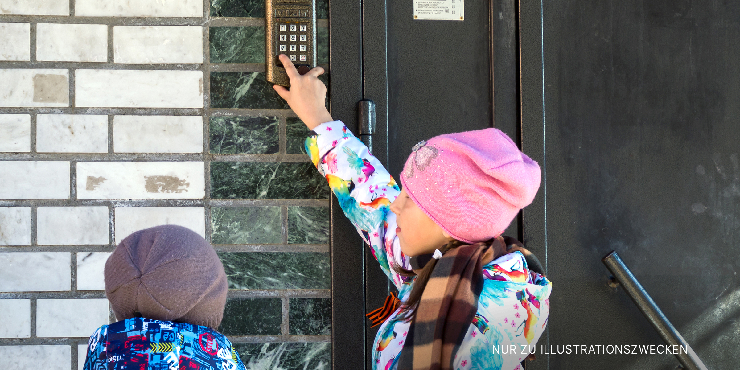 Kinder, die an einer Tür klingeln | Quelle: Shutterstock