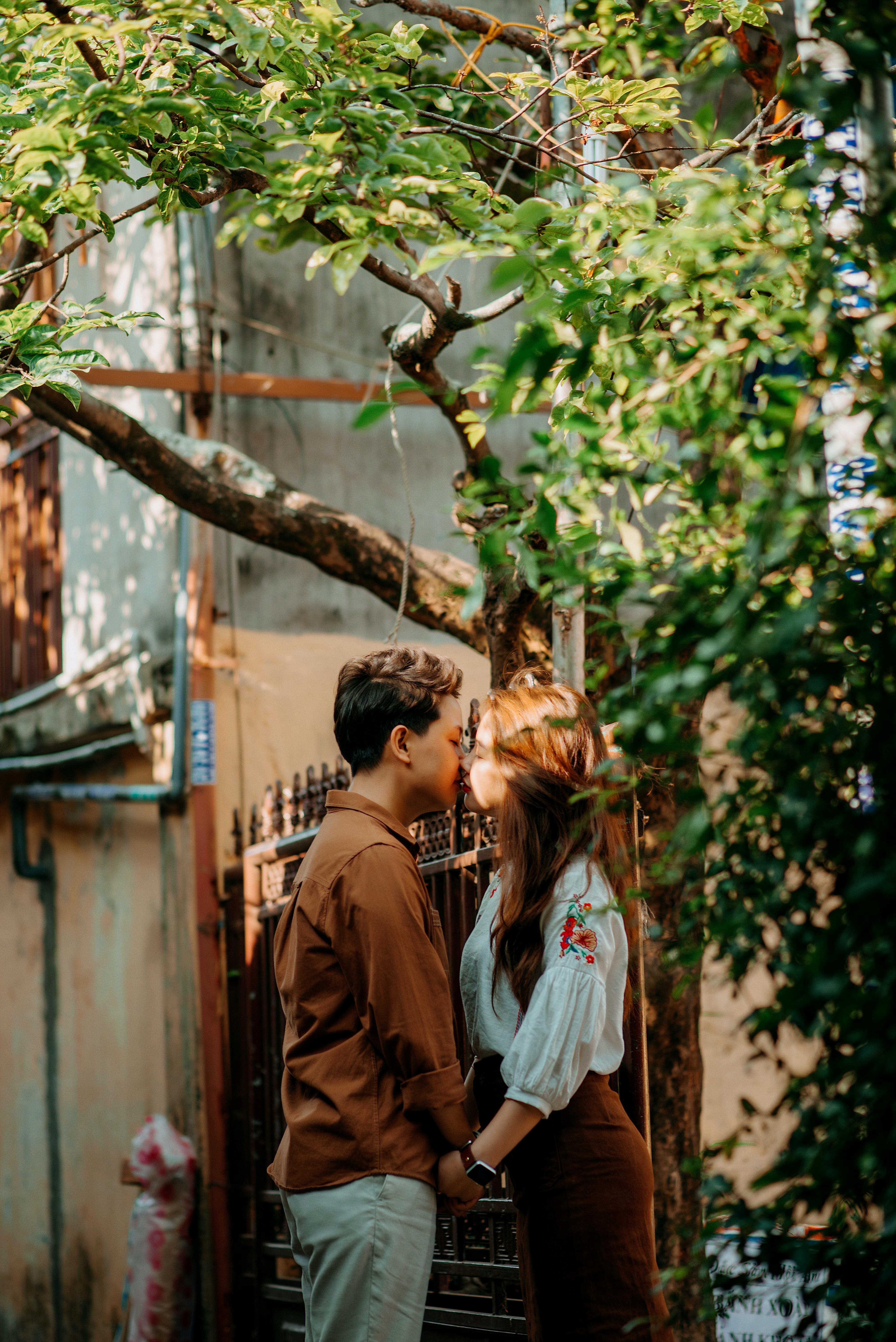 Ein Teenager-Paar, das sich küsst | Quelle: Pexels