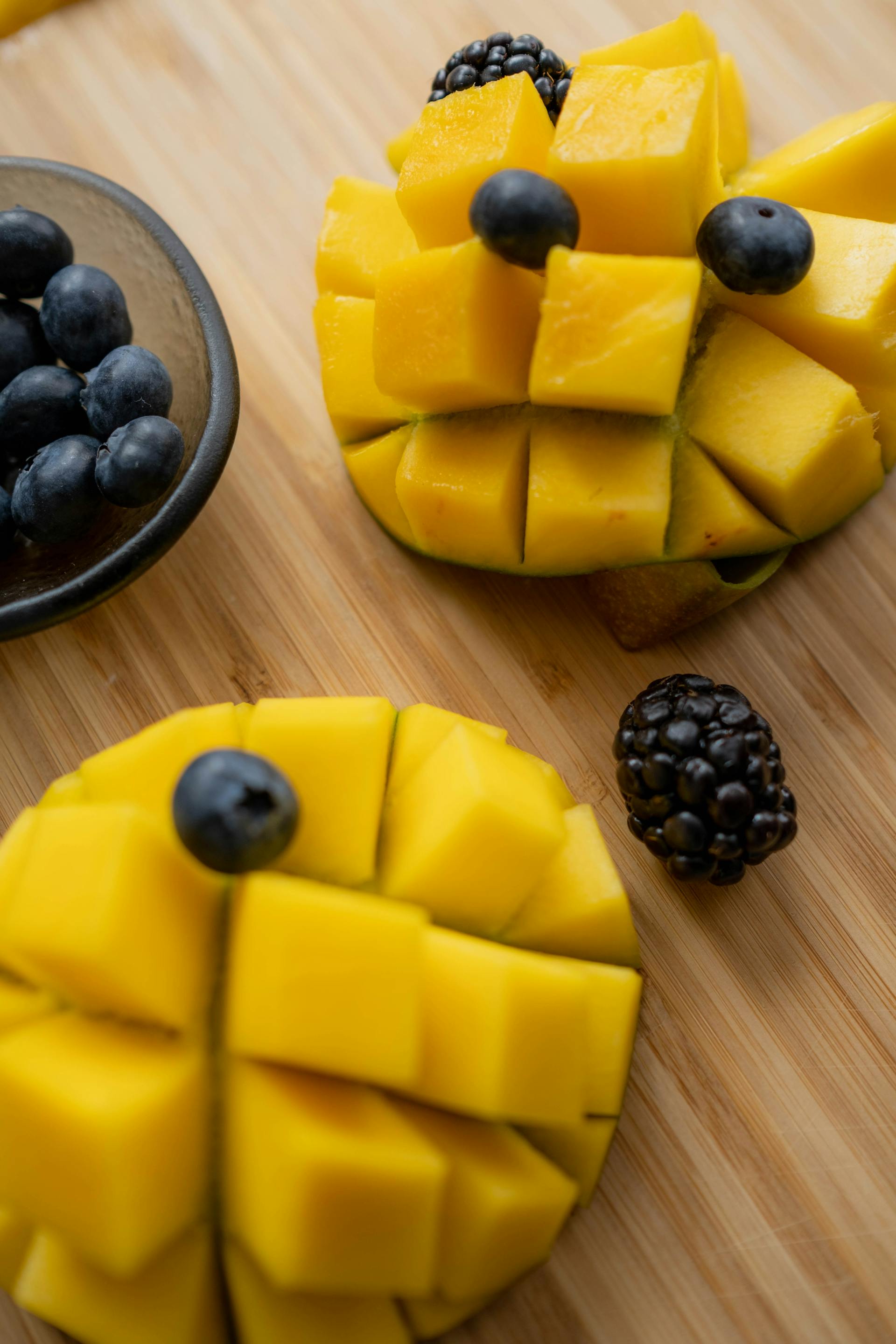 Mangoscheiben mit Beeren oben drauf | Quelle: Pexels