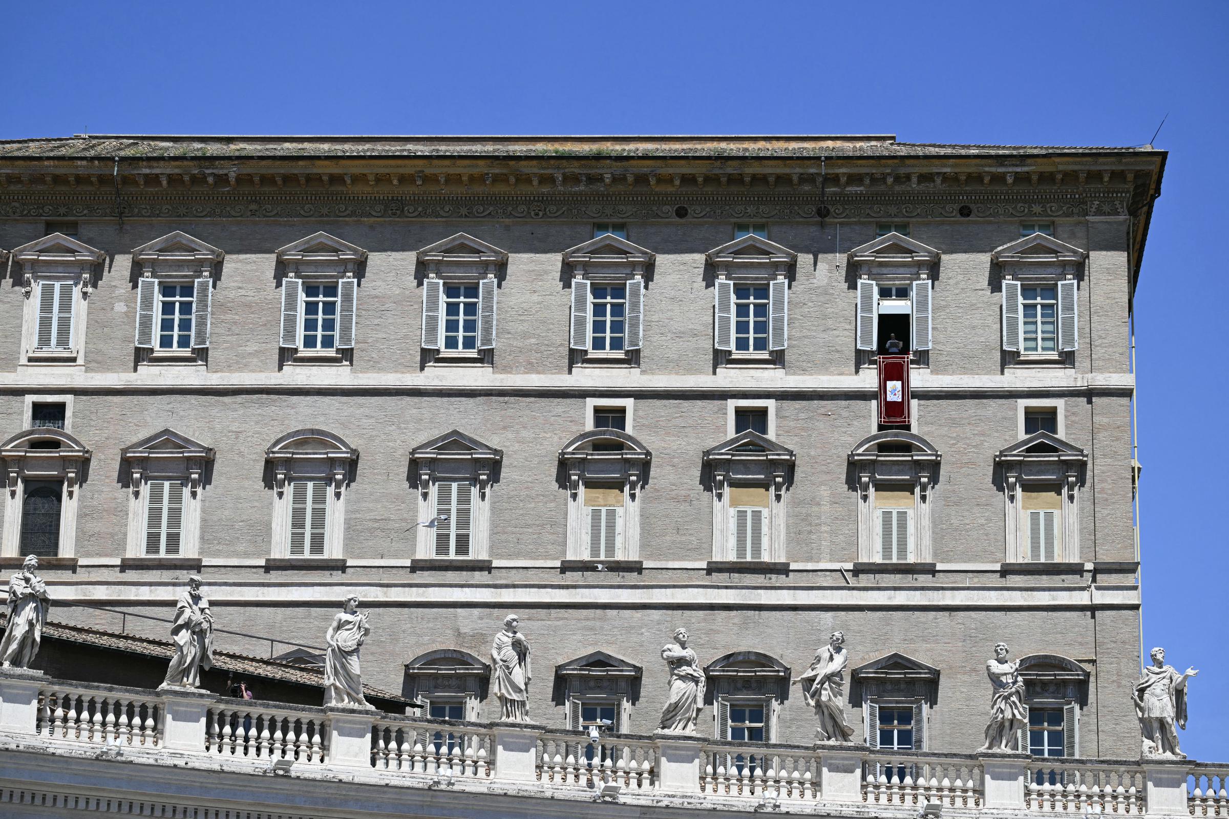 Papst Leo XIV. wendet sich während des Regina-Caeli-Gebetes im Vatikan am 25. Mai 2025 vom Fenster des apostolischen Palastes mit Blick auf den Petersplatz an die Menge. | Quelle: Getty Images