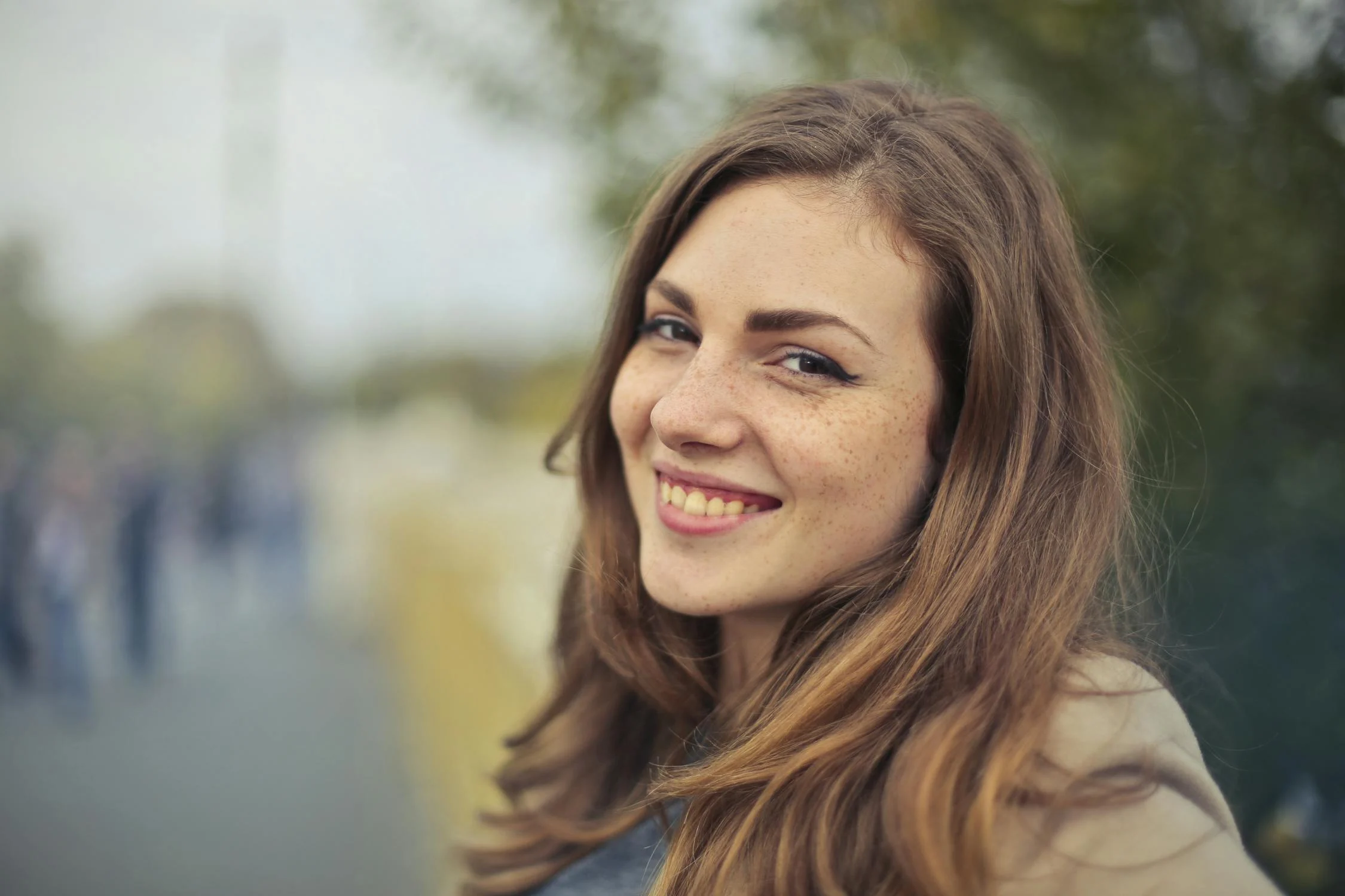 Eine glückliche Frau beim Spaziergang | Quelle: Pexels