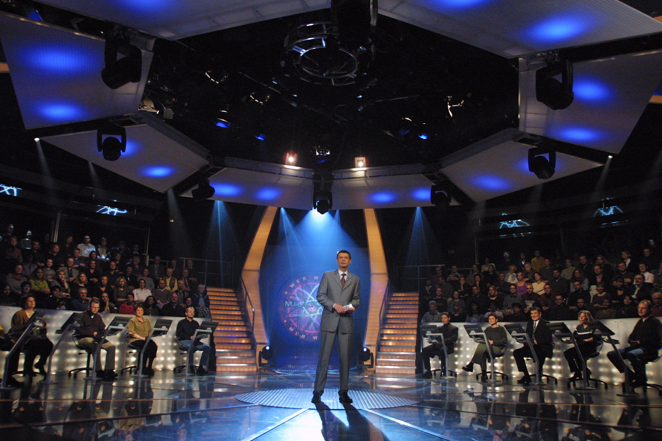 Günther Jauch moderiert am 30. April 2001 eine Folge der Sendung "Wer wird Millionär?" | Quelle: Getty Images