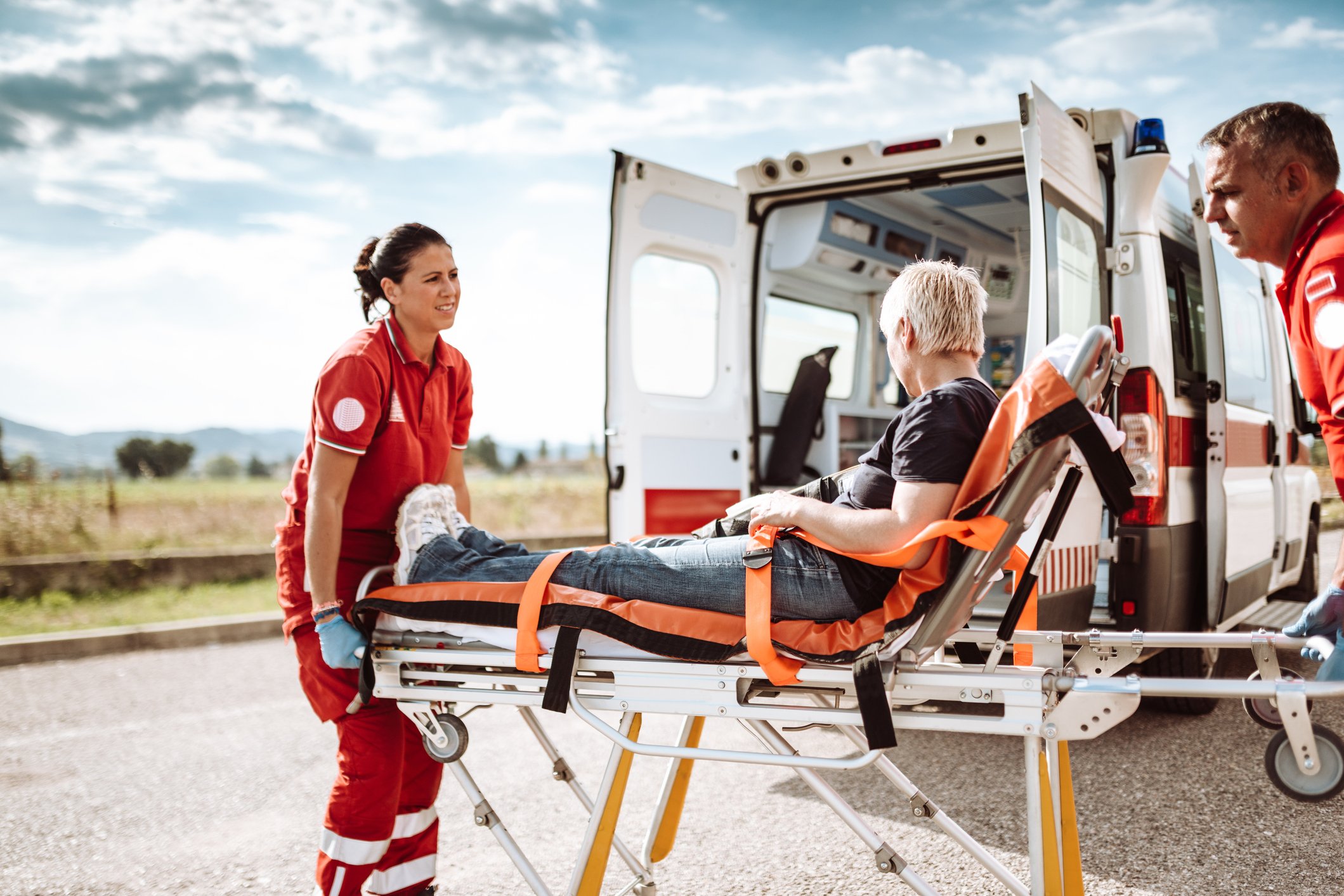 Frau wird von einem Krankenwagen abgeholt. | Quelle: Getty Images