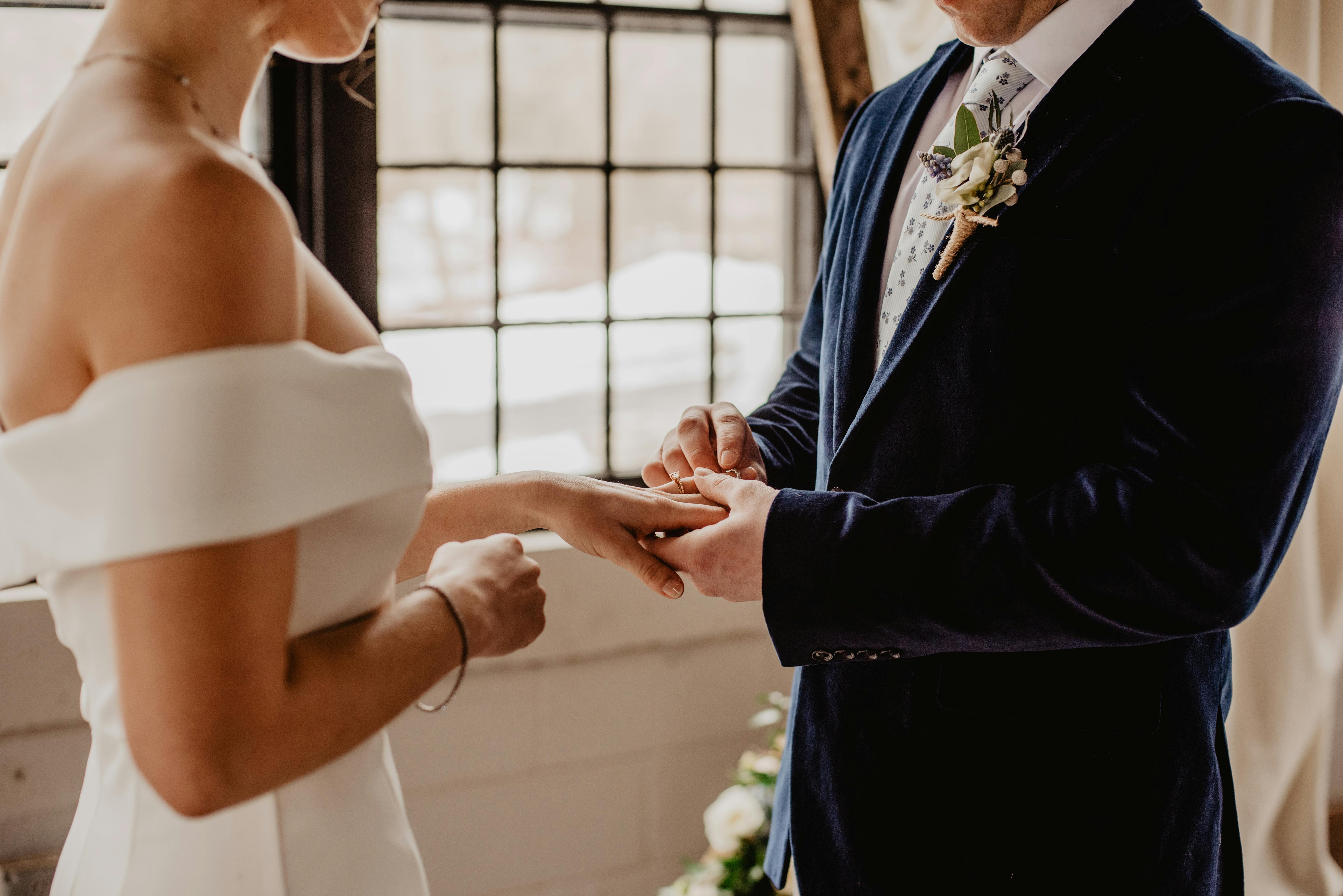 Braut und Bräutigam beim Ringtausch | Quelle: Pexels