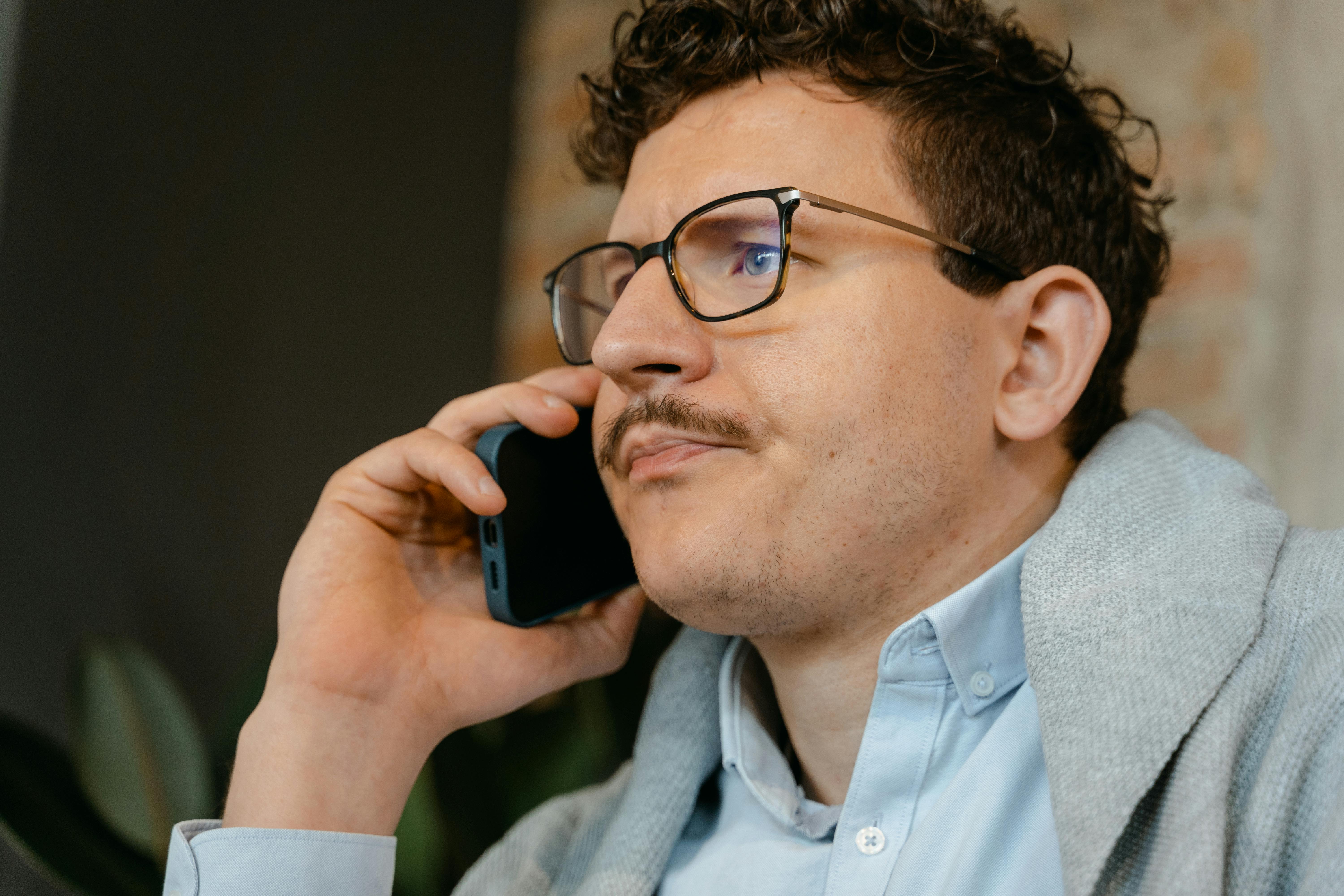 Ein Mann bei einem Anruf | Quelle: Pexels