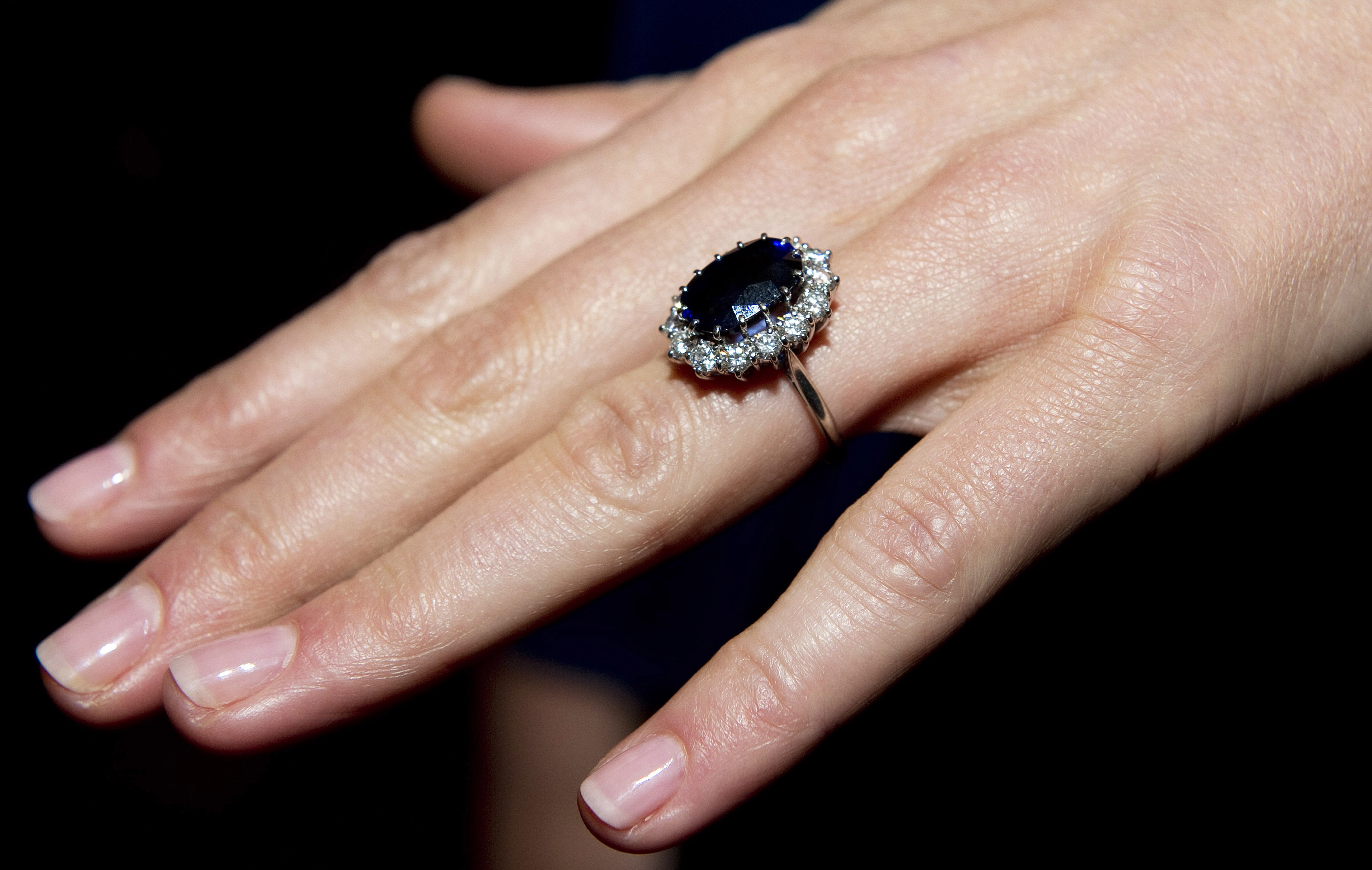 Kate Middleton zeigte ihren Verlobungsring, der einst Prinzessin Diana gehörte, am 16. November 2010 | Quelle: Getty Images