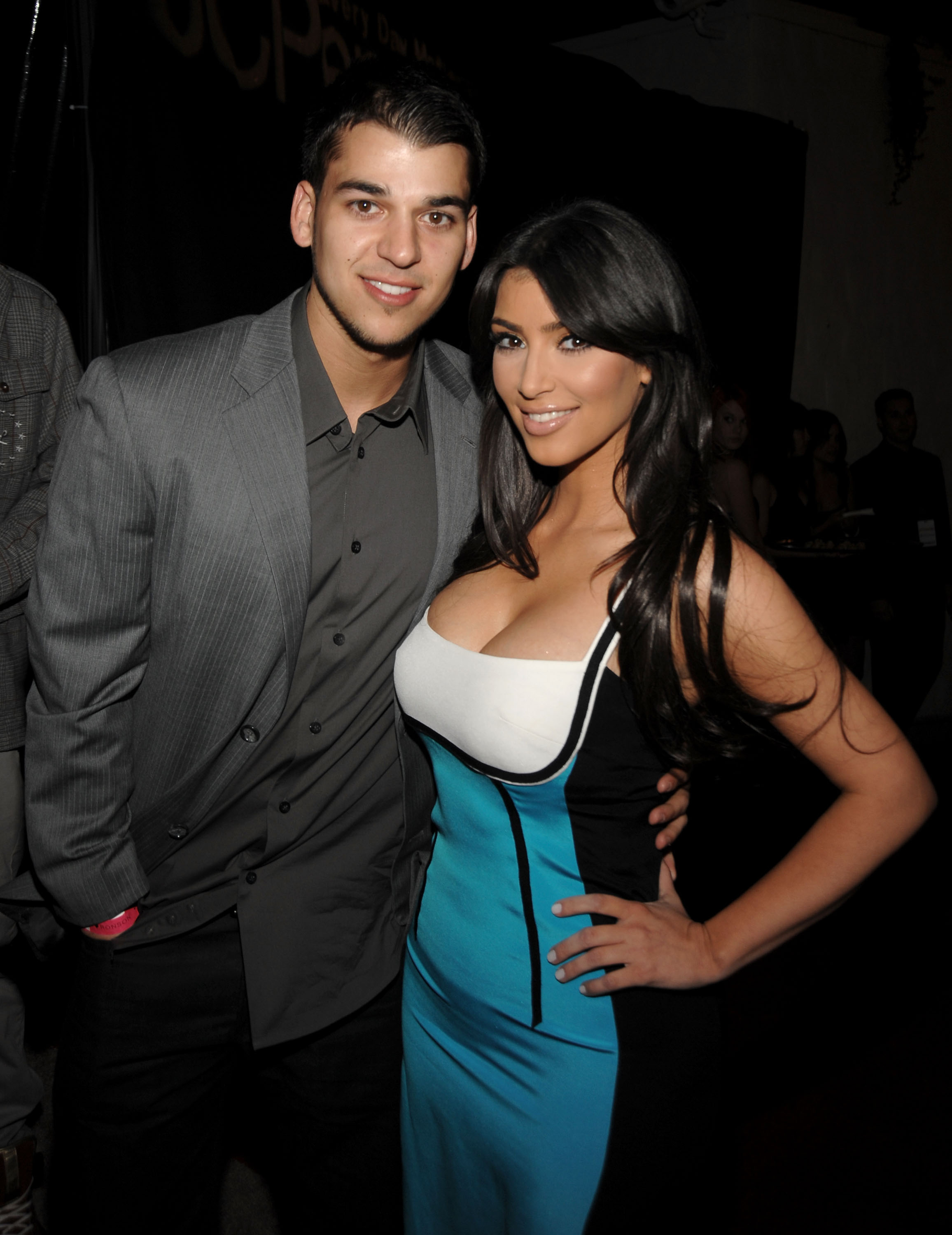 Rob Kardashian posiert mit seiner Schwester Kim Kardashian bei einer öffentlichen Veranstaltung in den ersten Jahren ihres Ruhms. Das Foto zeigt eine Zeit, in der die Geschwister regelmäßig gemeinsam auftraten – lange bevor Rob begann, sich aus dem Rampenlicht zurückzuziehen. | Quelle: Getty Images.
