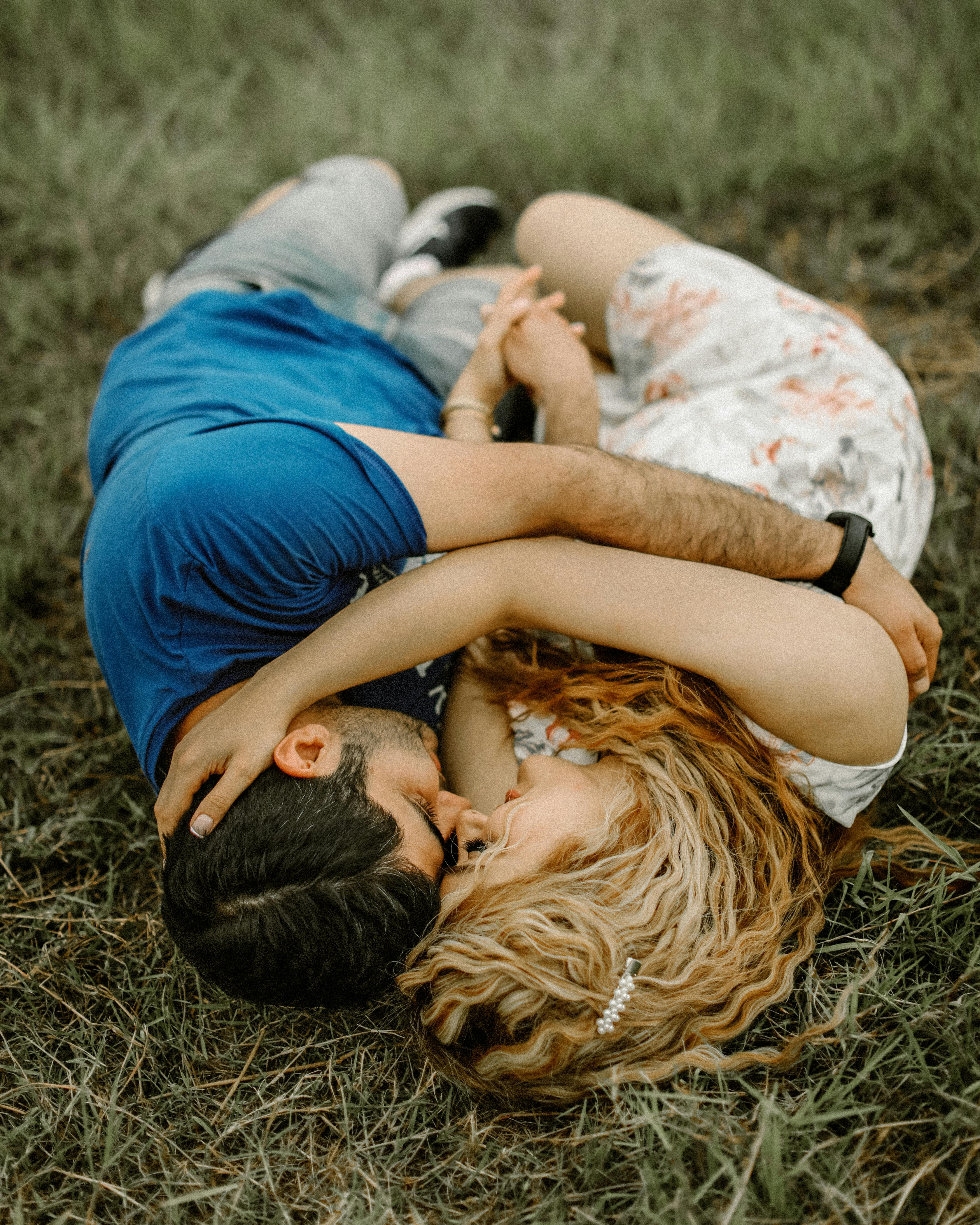 Ein junges Paar, das sich umarmt | Quelle: Studio Negarin auf Pexels