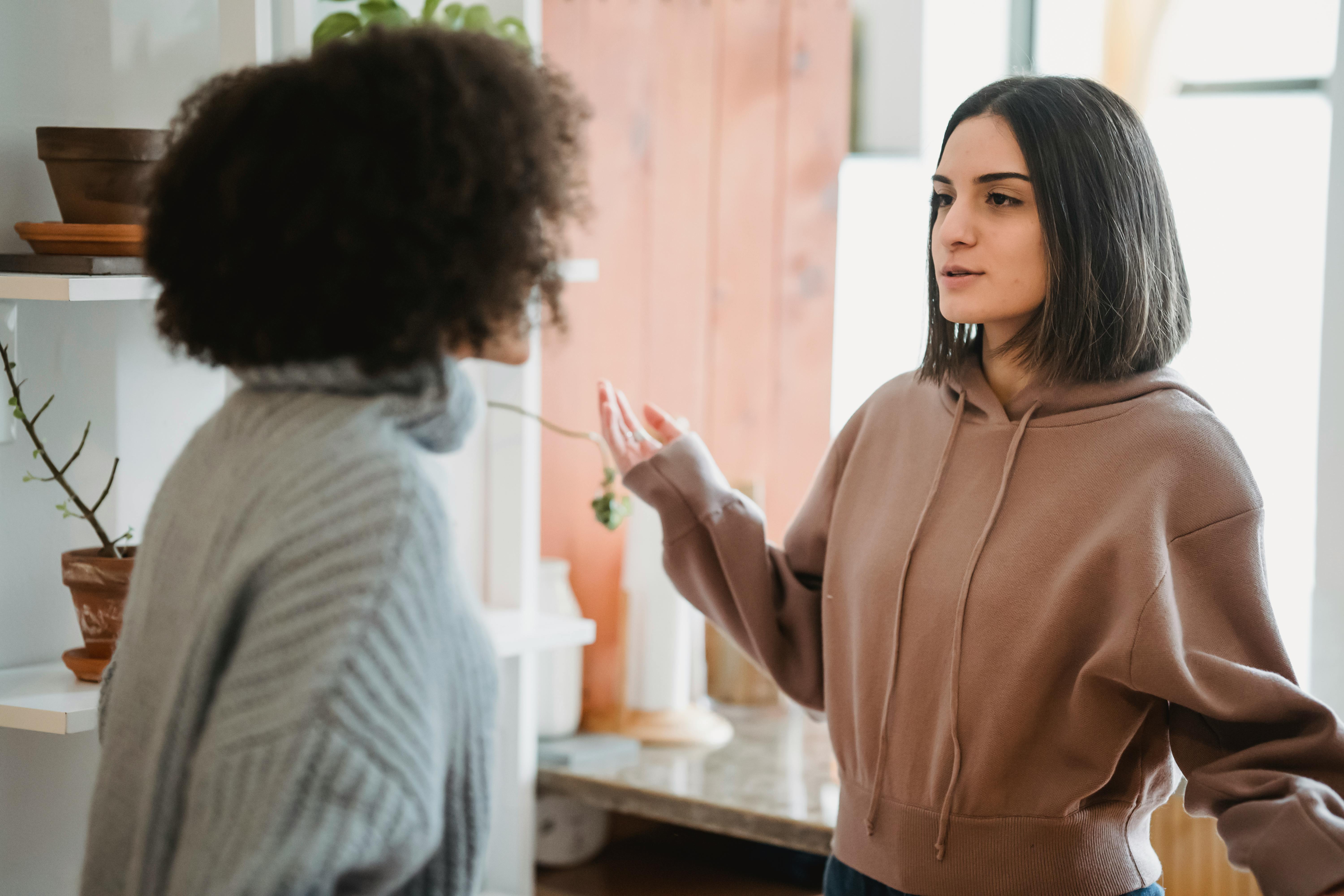 Zwei streitende Frauen | Quelle: Pexels