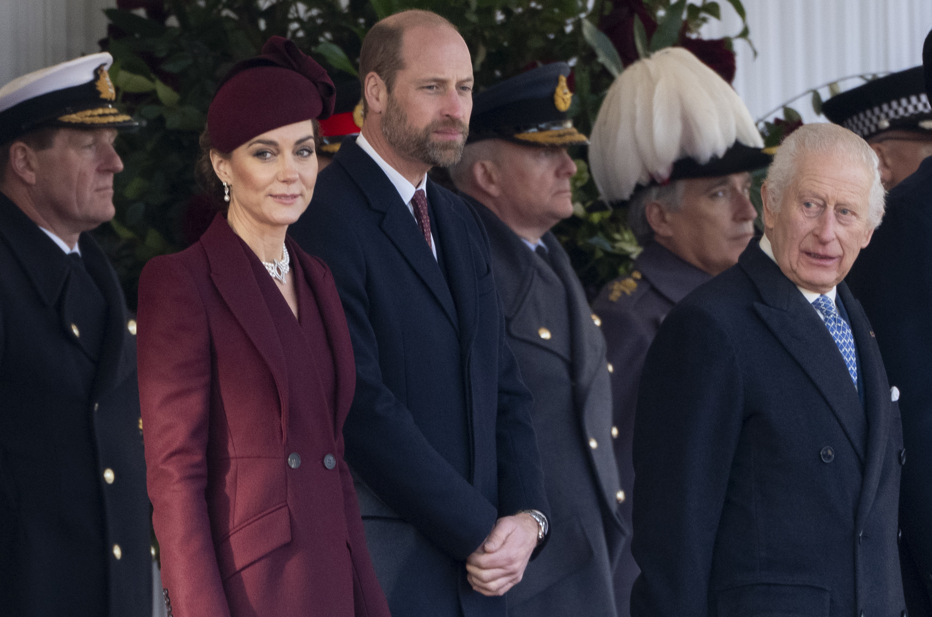 König Charles III. mit Prinz William und Prinzessin Catherine während der feierlichen Begrüßung auf der Horseguards Parade am ersten Tag des Besuchs des Amirs des Staates Katar am 3. Dezember 2024 in London, England. | Quelle: Getty Images