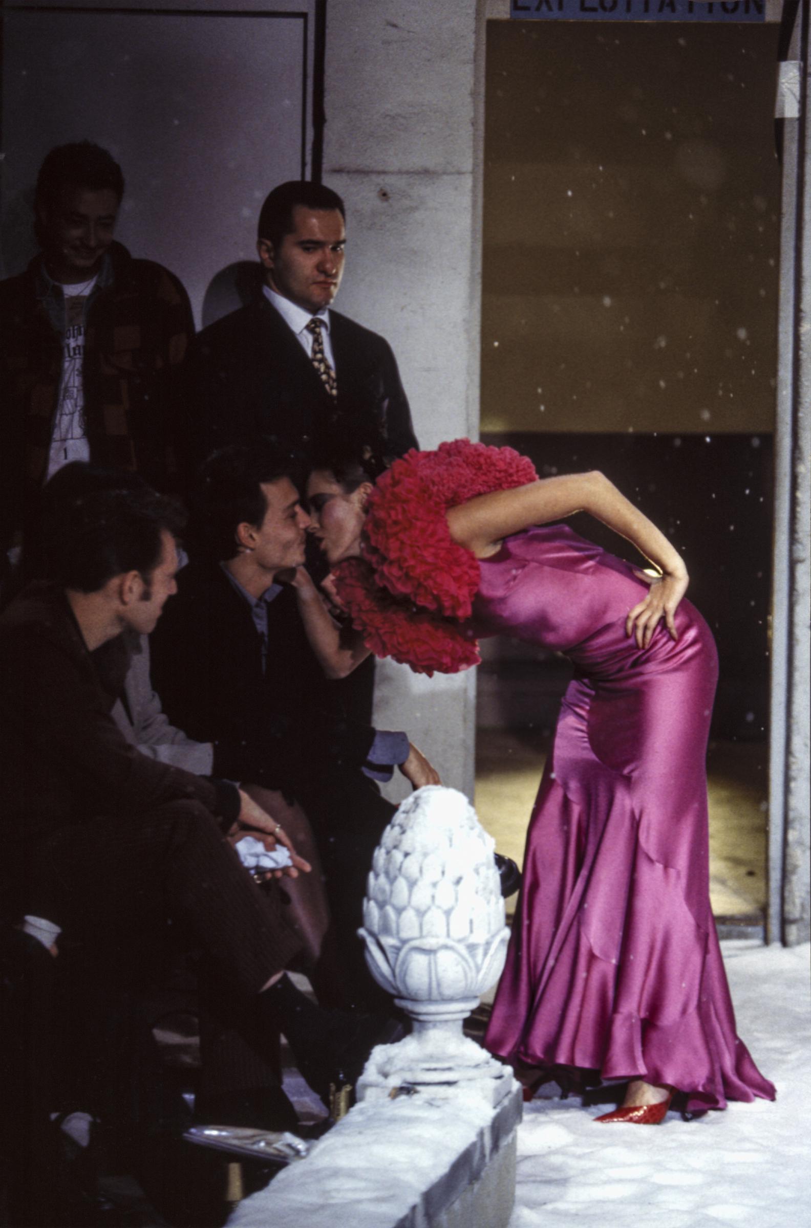 Johnny Depp und Kate Moss küssen sich während einer Modenschau in Paris, Frankreich, 1995 | Quelle: Getty Images
