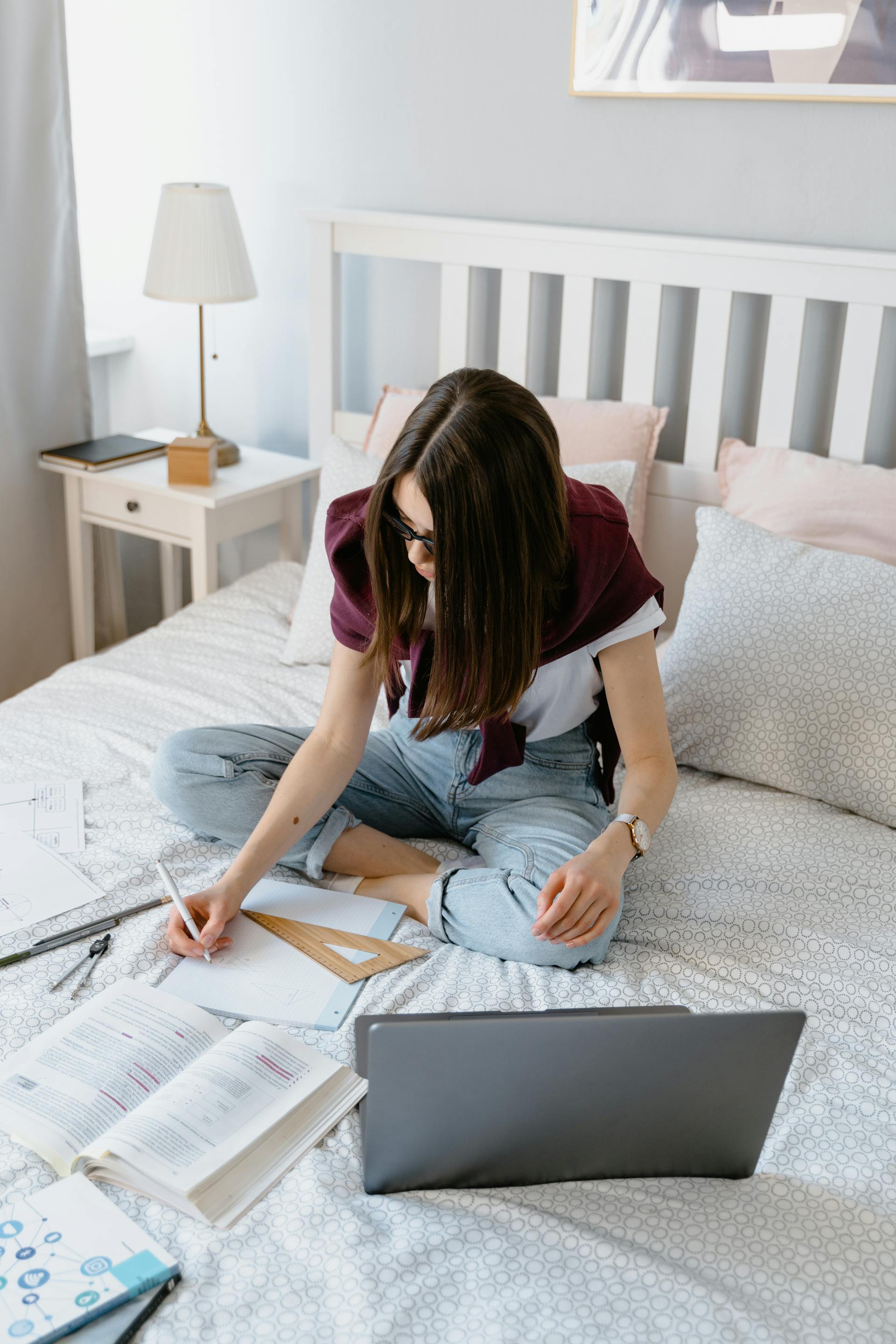 Eine Frau, die im Bett sitzend lernt | Quelle: Pexels