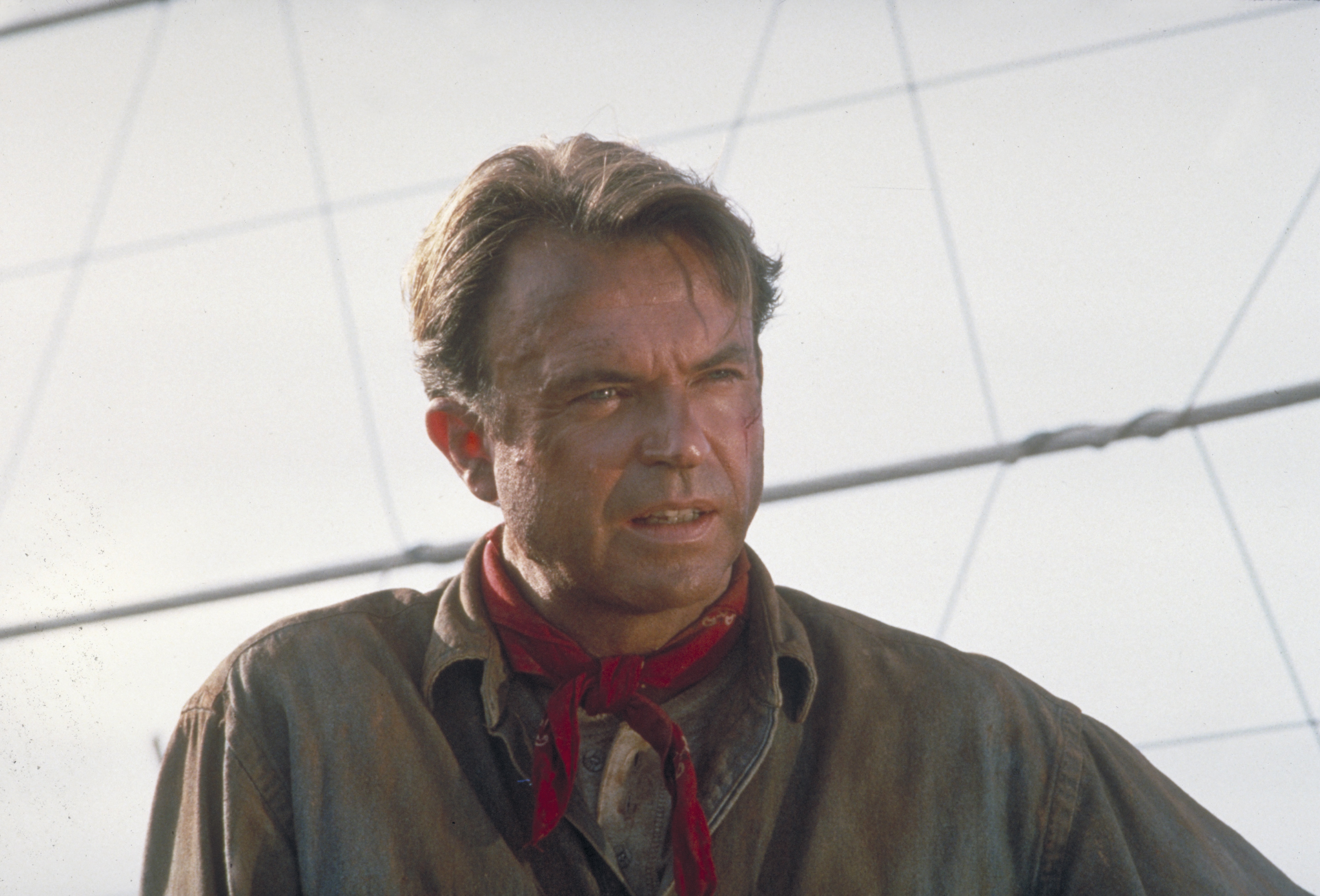 Sam Neil am Set von "Jurassic Park", 1993. | Quelle: Getty Images