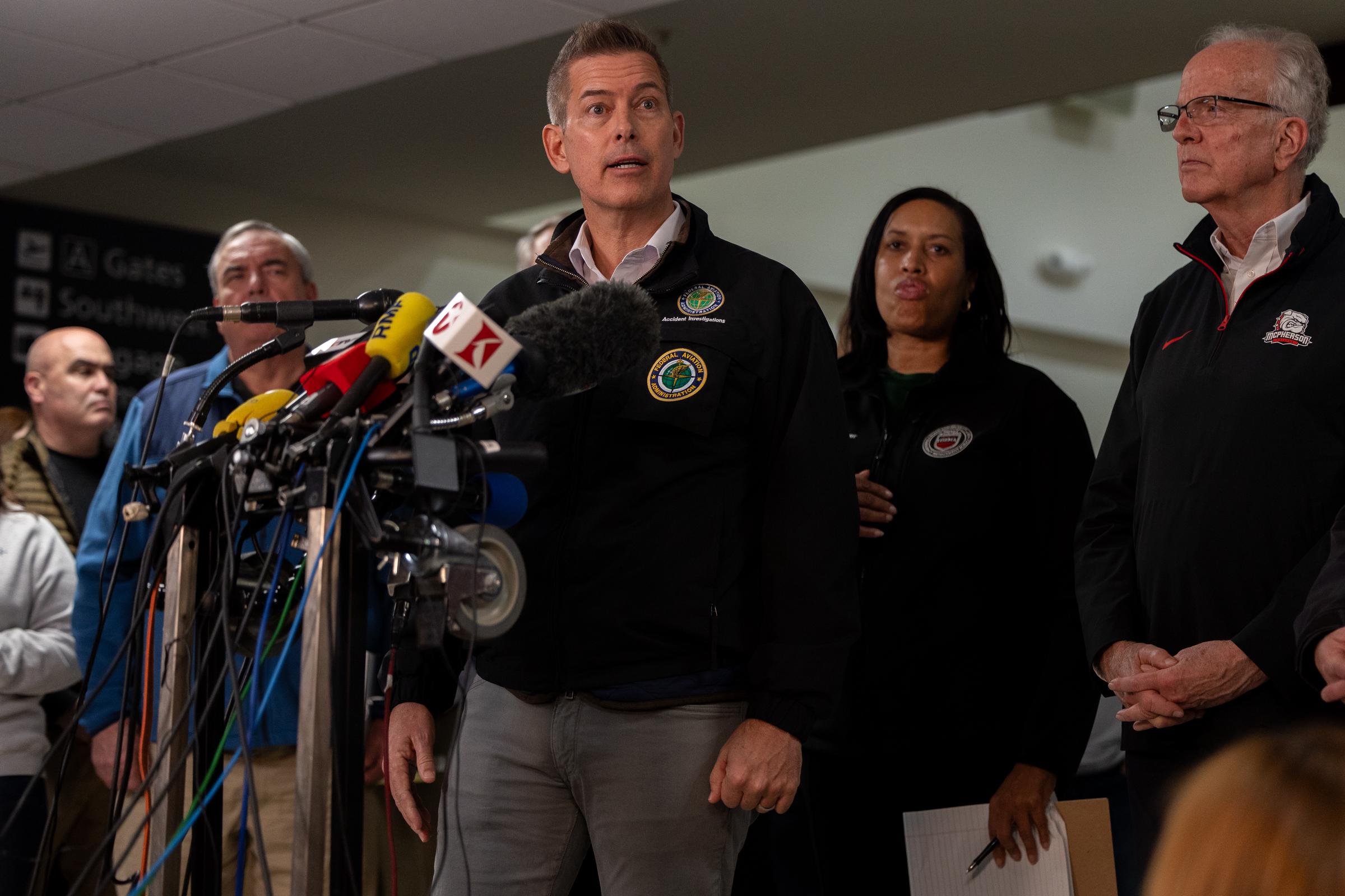 Verkehrsminister Sean Duffy spricht auf einer Pressekonferenz mit anderen Regierungsvertretern über die Rettungsmaßnahmen nach dem Zusammenstoß zwischen einem Flugzeug der American Airlines und einem Armeehubschrauber in Washington, D.C. am 30. Januar 2025. | Quelle: Getty Images