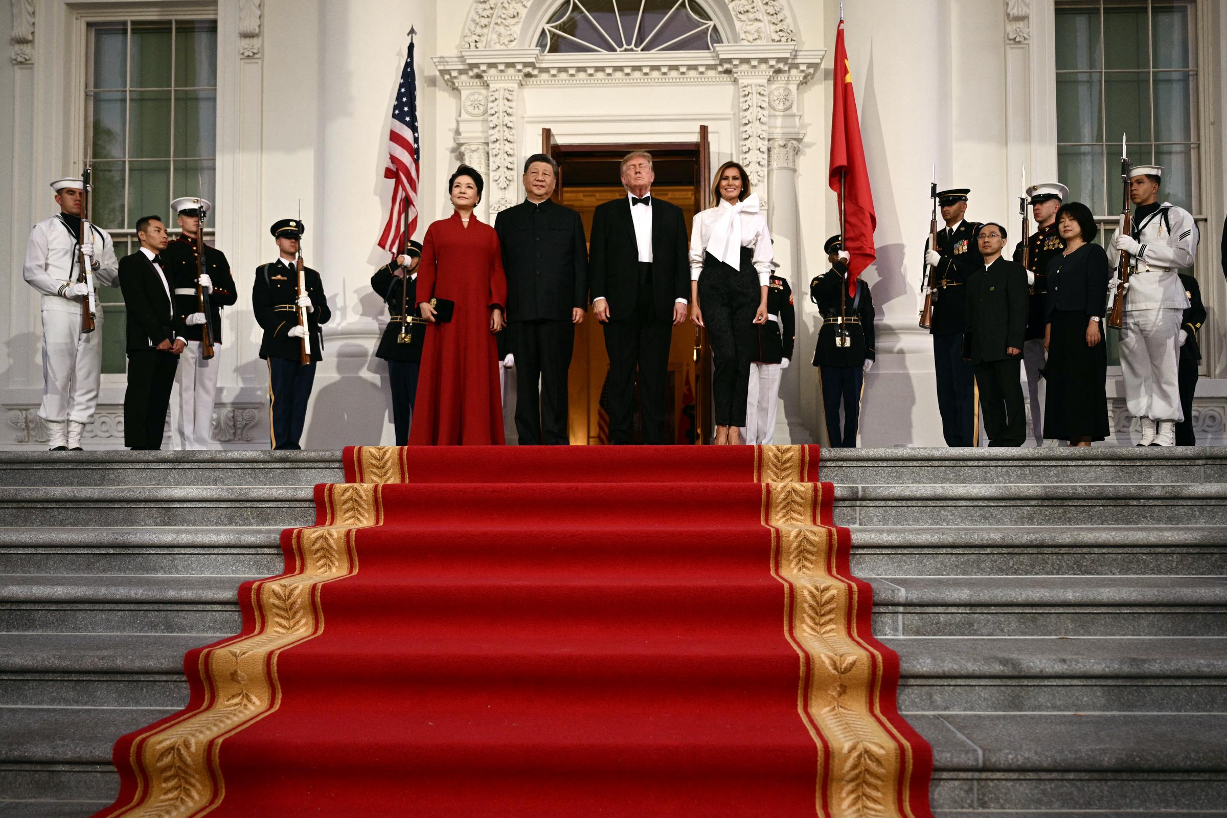 Das Staatsbankett bildete den Abschluss mehrerer aufeinanderfolgender Tage, an denen Melania zwischen internationaler Diplomatie, Geschäftsterminen, Familiengesprächen und ihren eigenen Initiativen hin- und herwechselte – eine ungewöhnlich intensive Phase öffentlicher Präsenz. | Quelle: Getty Images