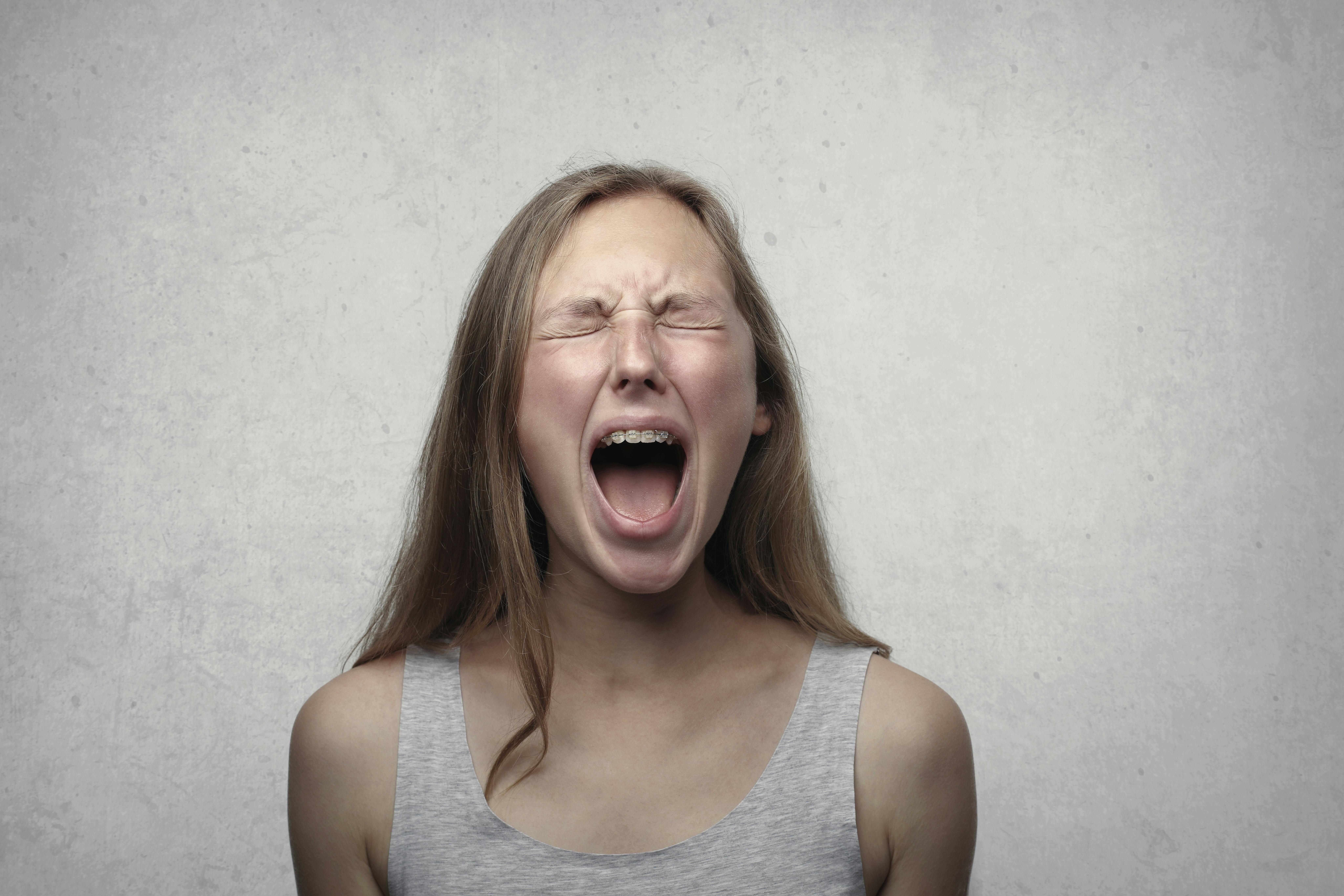 Ein wütendes Teenager-Mädchen | Quelle: Pexels