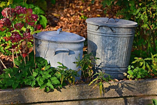 Ein Paar alter Mülltonnen im Hinterhof eines Vororts. I Quelle: Pexels