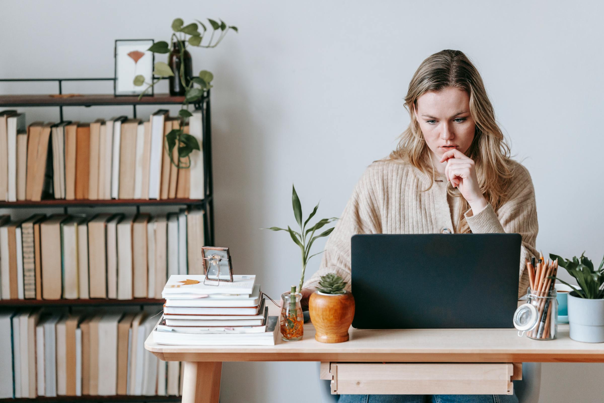 Eine ernste Frau, die auf ihren Computer schaut | Quelle: Pexels