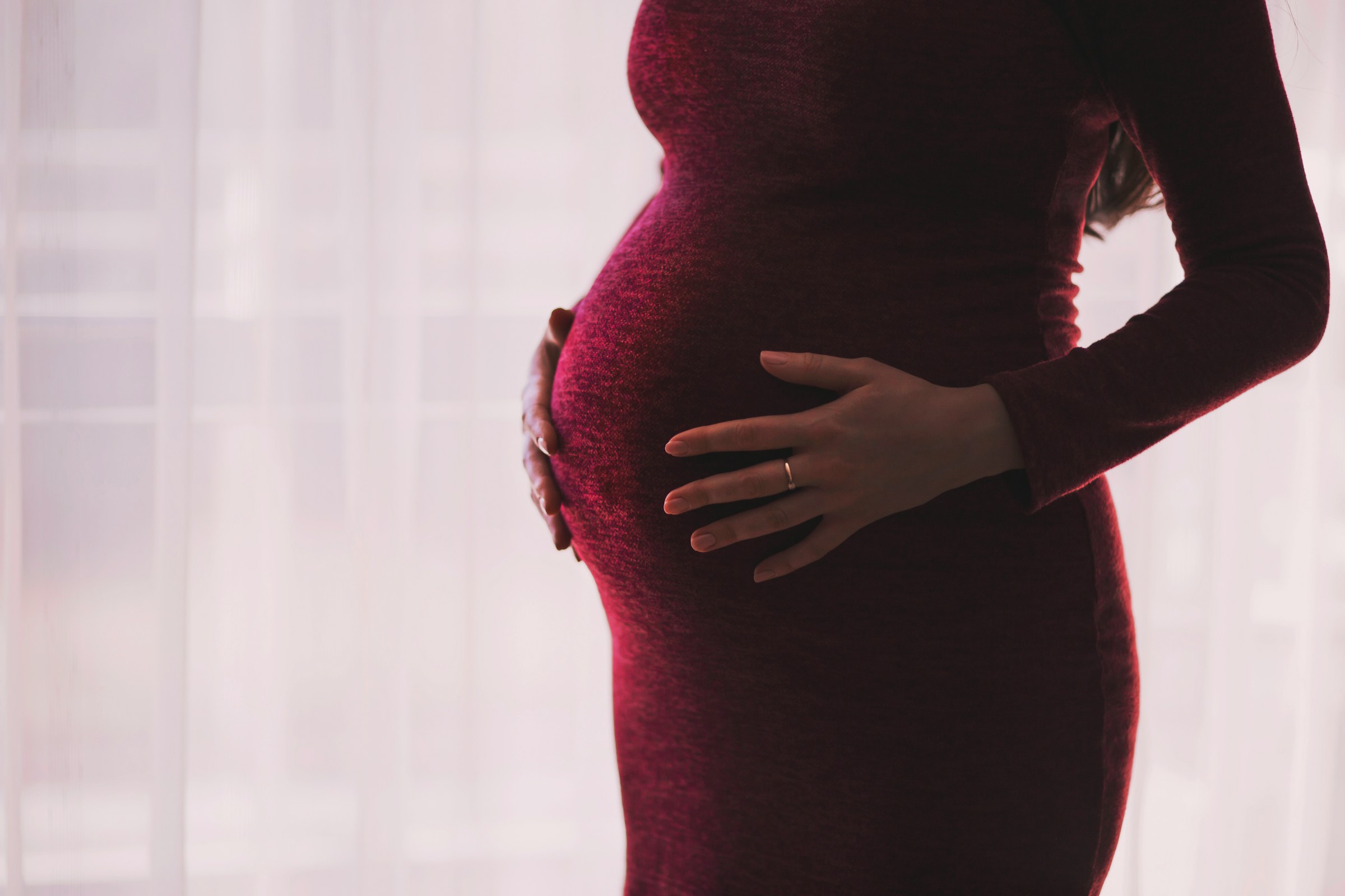 Eine schwangere Frau in rot | Quelle: Unsplash