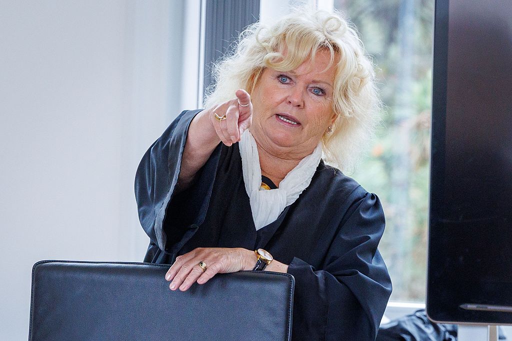 4. Juni 2026, Mecklenburg-Vorpommern, Rostock: Christine Habetha, die Anwältin der Mutter des ermordeten Achtjährigen, wartet im Gerichtssaal des Landgerichts auf die Eröffnung der Verhandlung im Rahmen der Fortsetzung des Mordprozesses im Fall Fabian. | Quelle: Getty Images