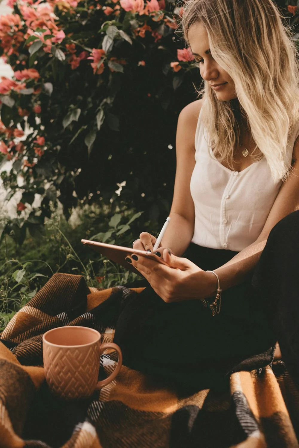 Eine glückliche Frau im Garten | Quelle: Pexels