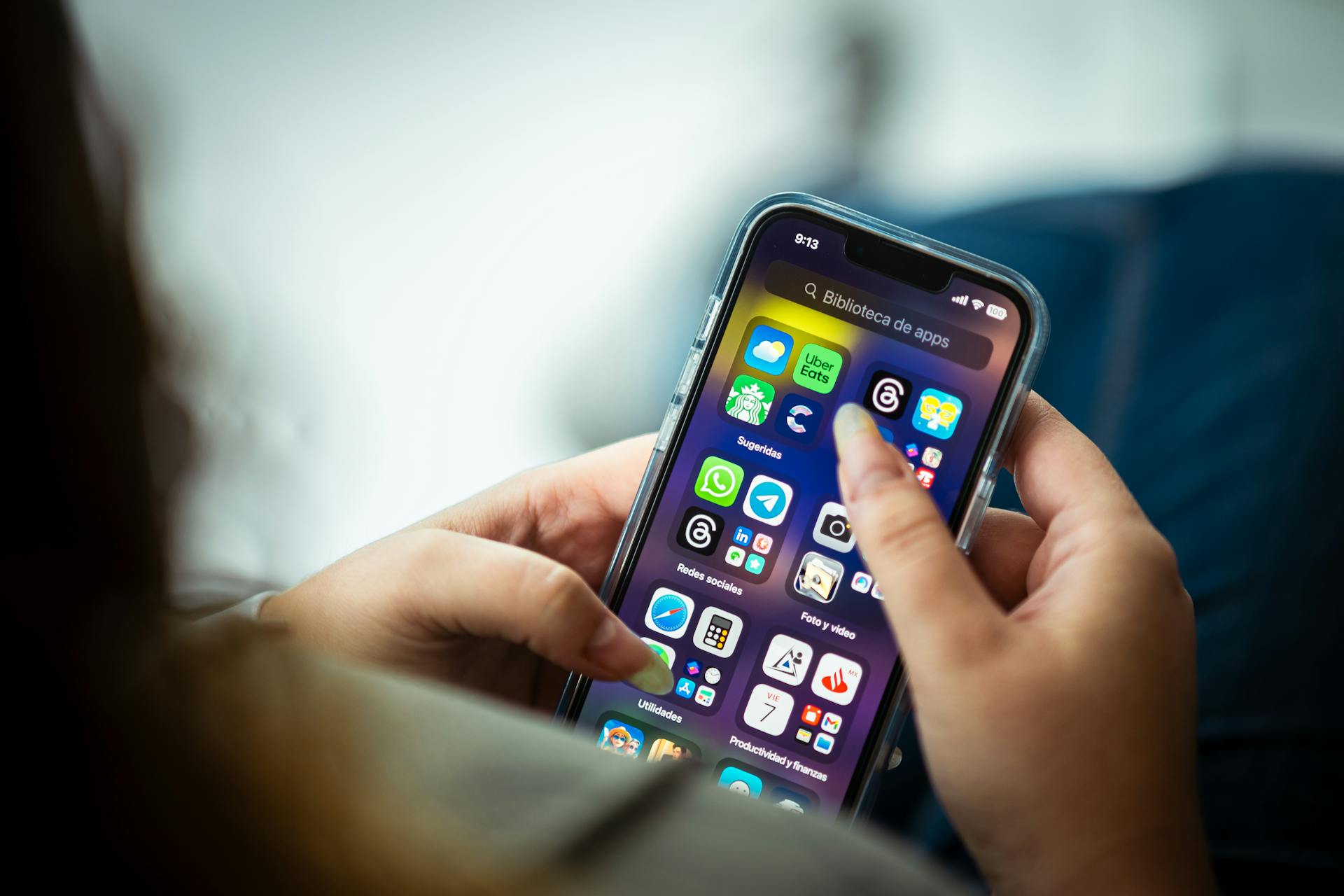 Eine Frau hält ihr Telefon | Quelle: Pexels