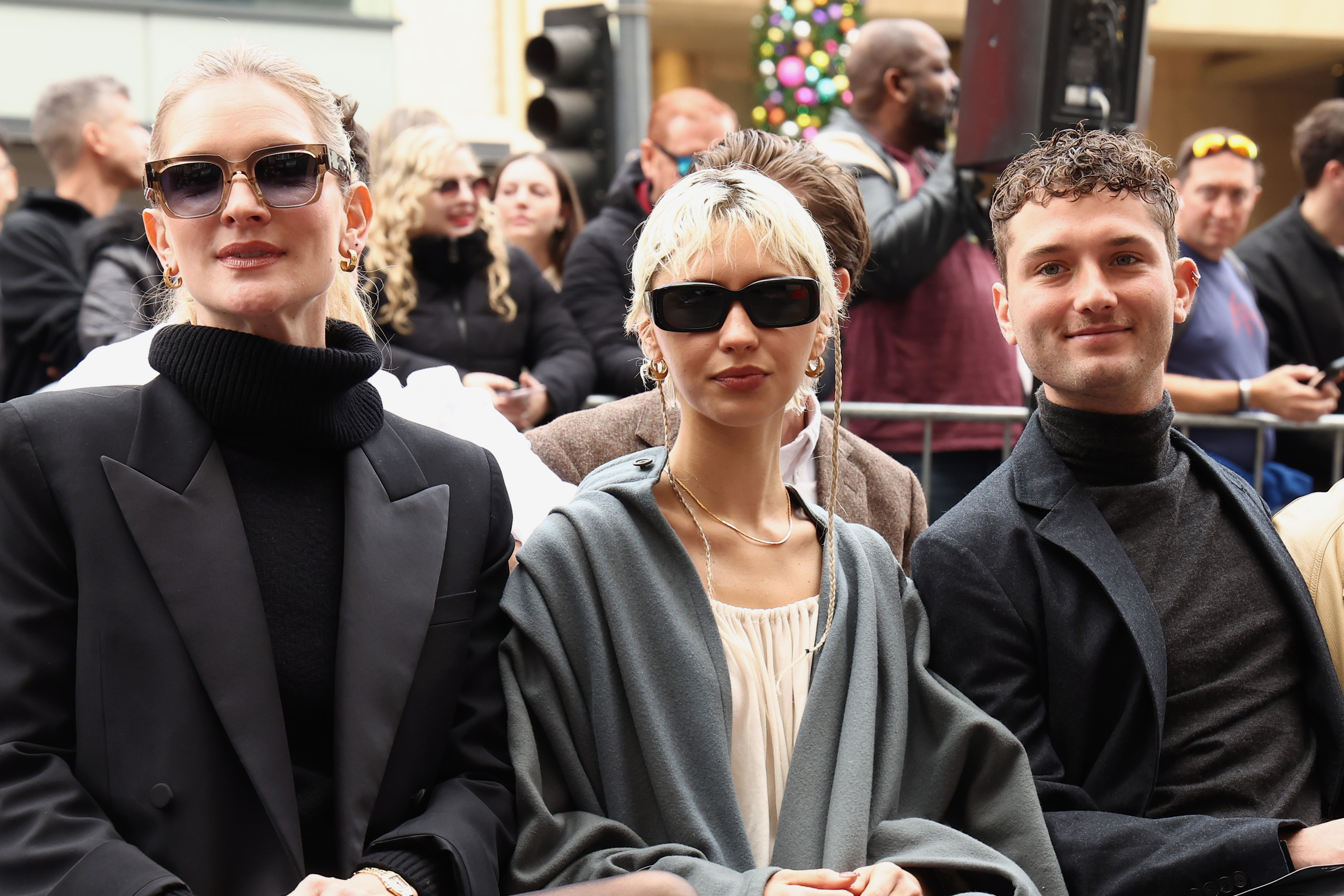 Phillipa Coan, Iris Law und Raff Law am 12. Dezember 2024 in Hollywood, Kalifornien | Quelle: Getty Images