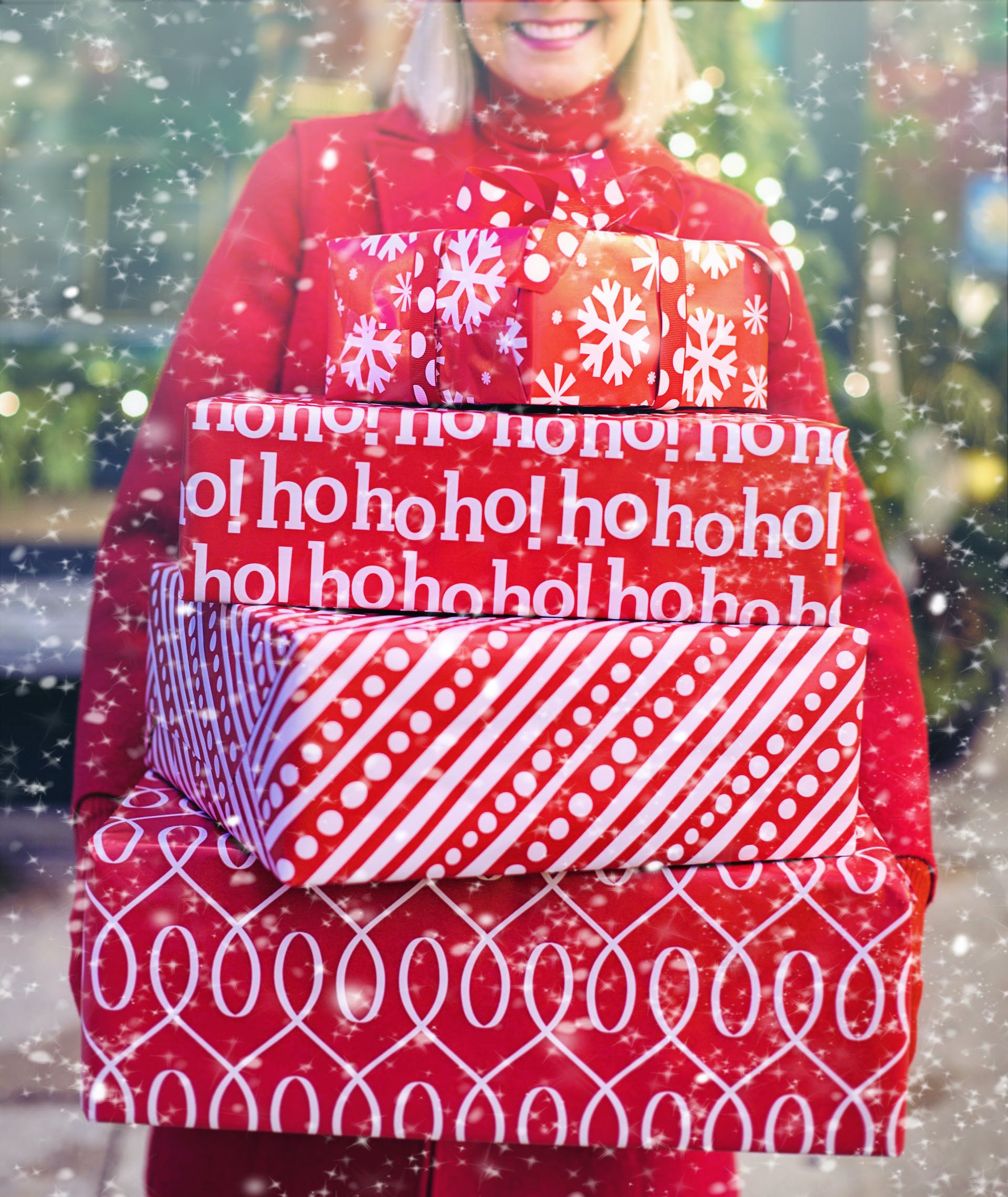Eine Frau mit Weihnachtsgeschenken | Quelle: Pexels