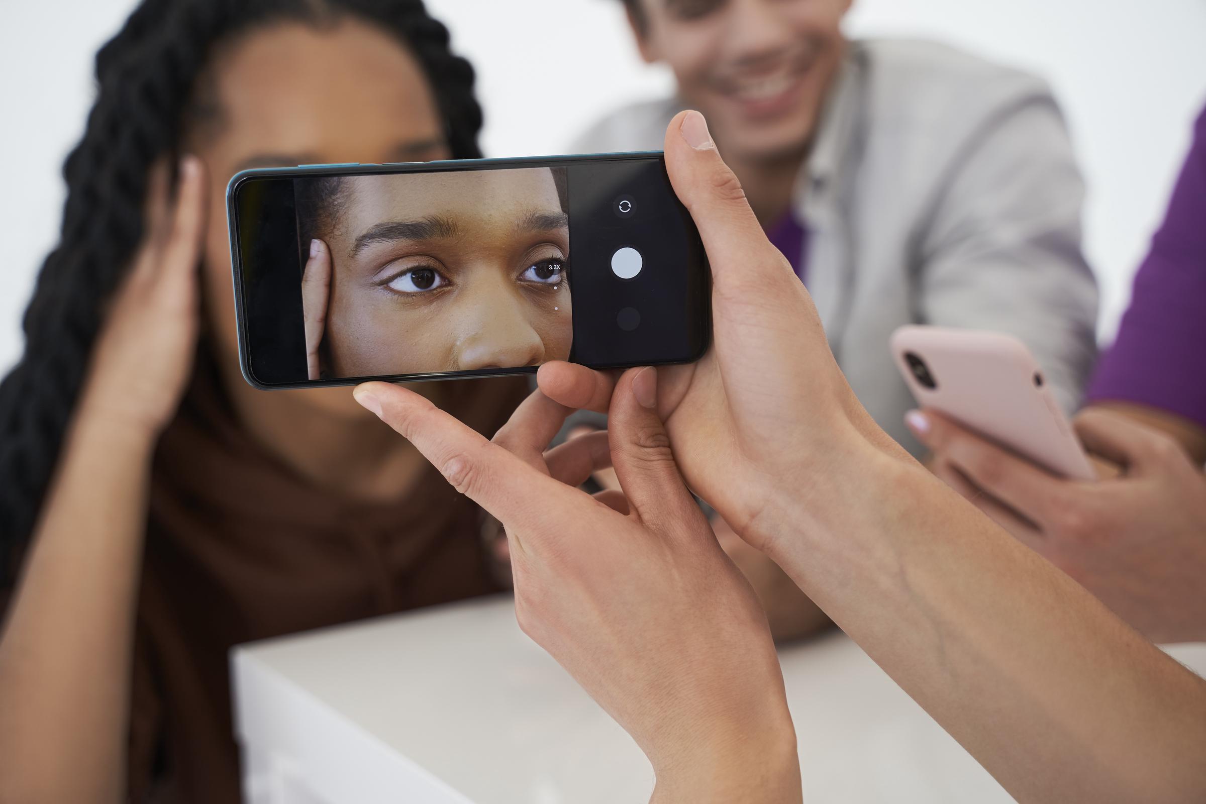 Menschen, die ihre Smartphones benutzen | Quelle: Freepik