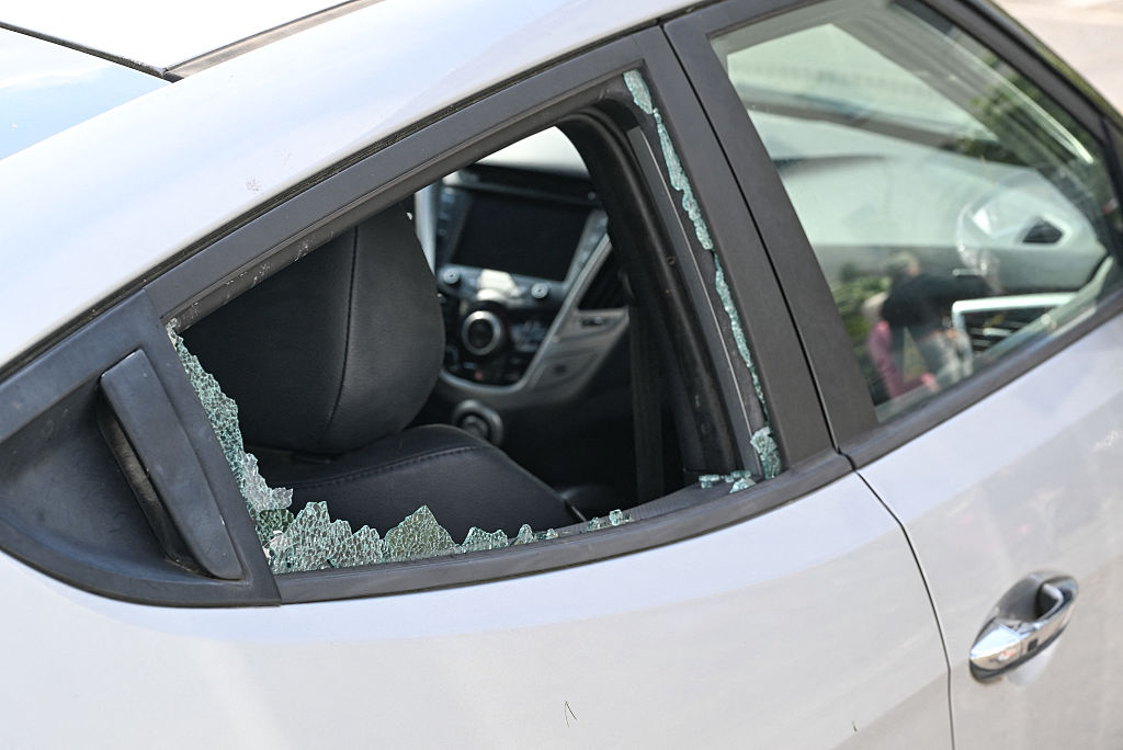 20. August 2026, Brandenburg, Fürstenwalde/Spree: Ein Tornado hat die Seitenscheibe eines Autos zerstört. Der Deutsche Wetterdienst hat bestätigt, dass ein Tornado Fürstenwalde/Spree in Brandenburg heimgesucht hat | Quelle: Getty Images