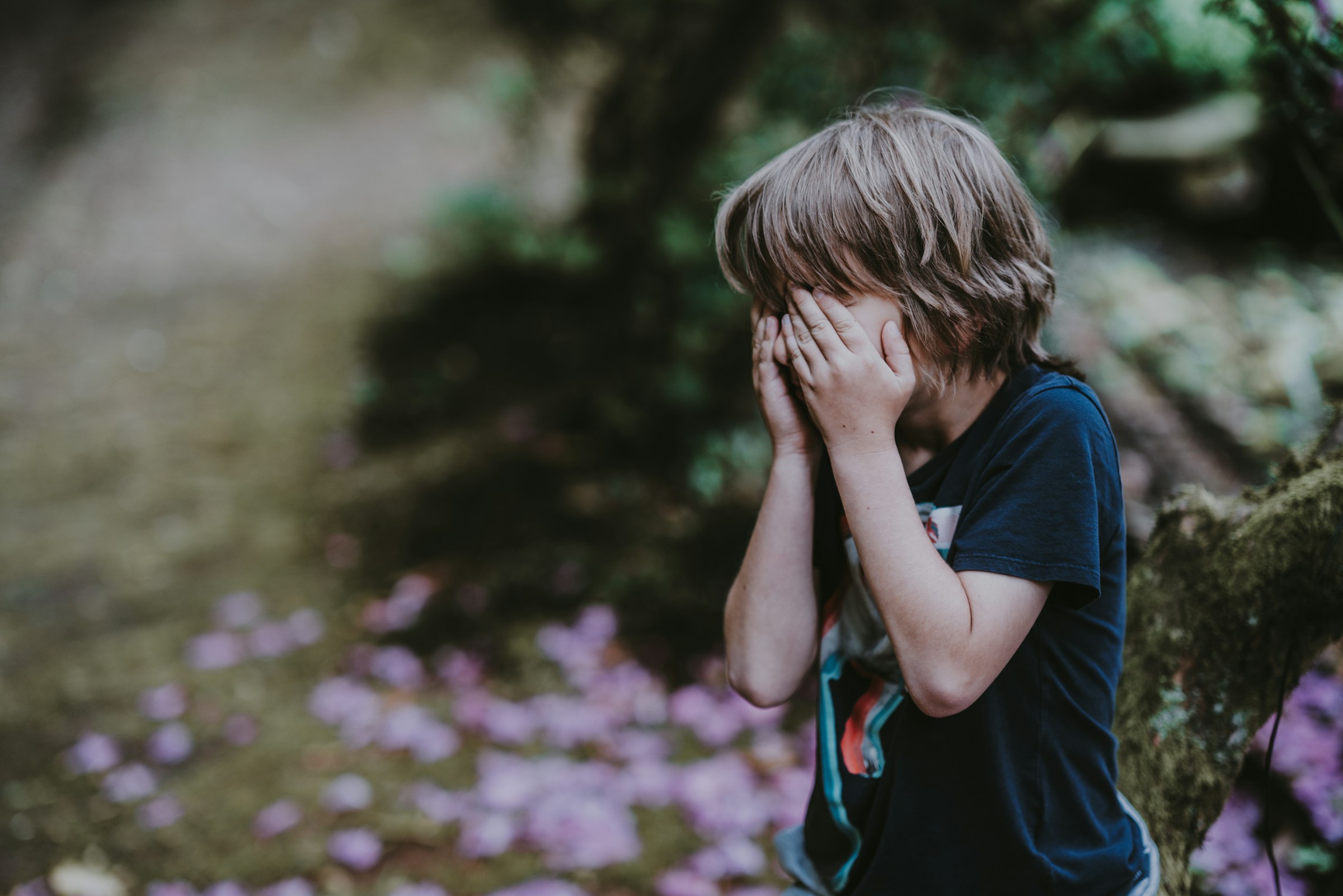 Ein kleiner Junge weint | Quelle: Unsplash