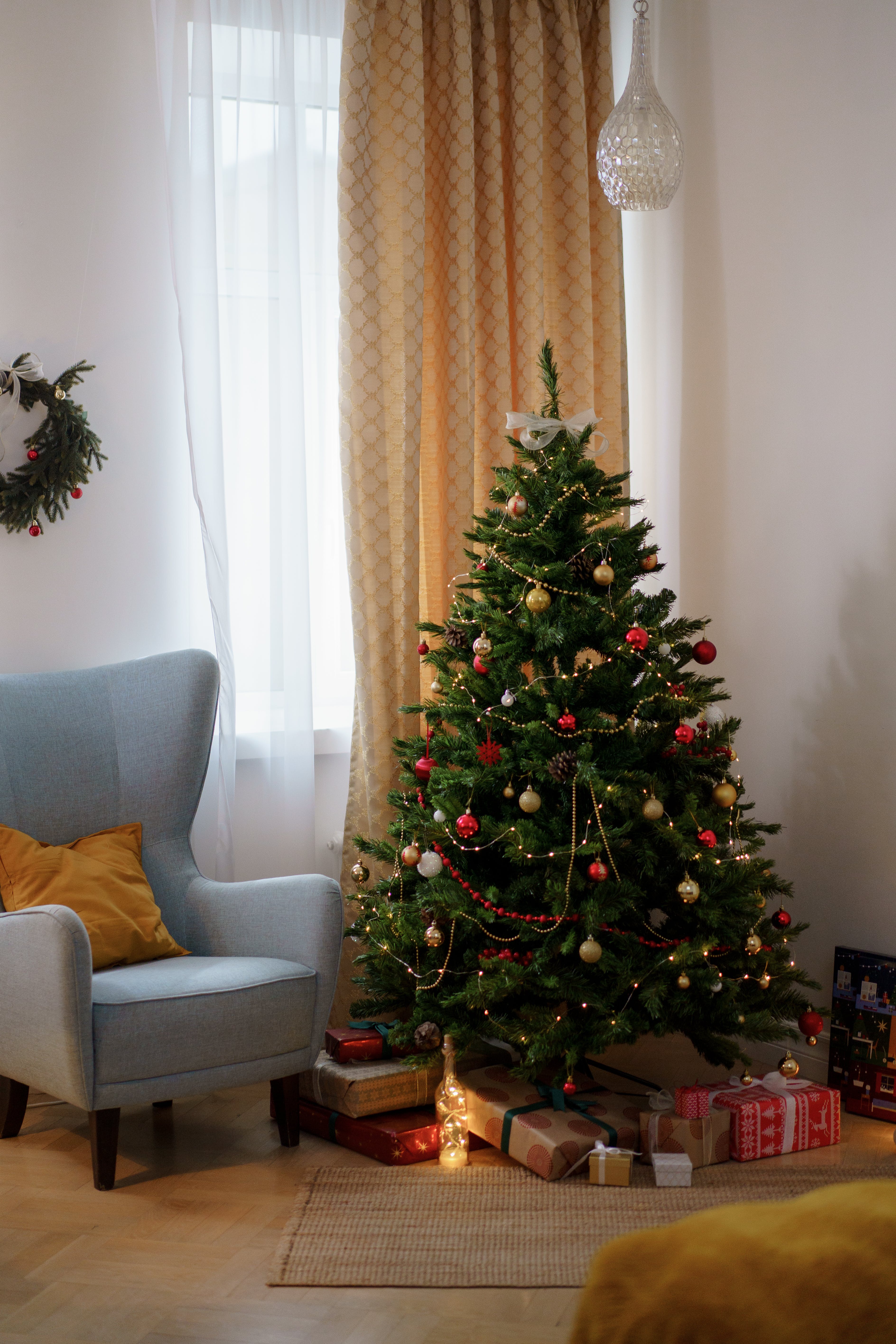 Ein aufgestellter Weihnachtsbaum | Quelle: Pexels