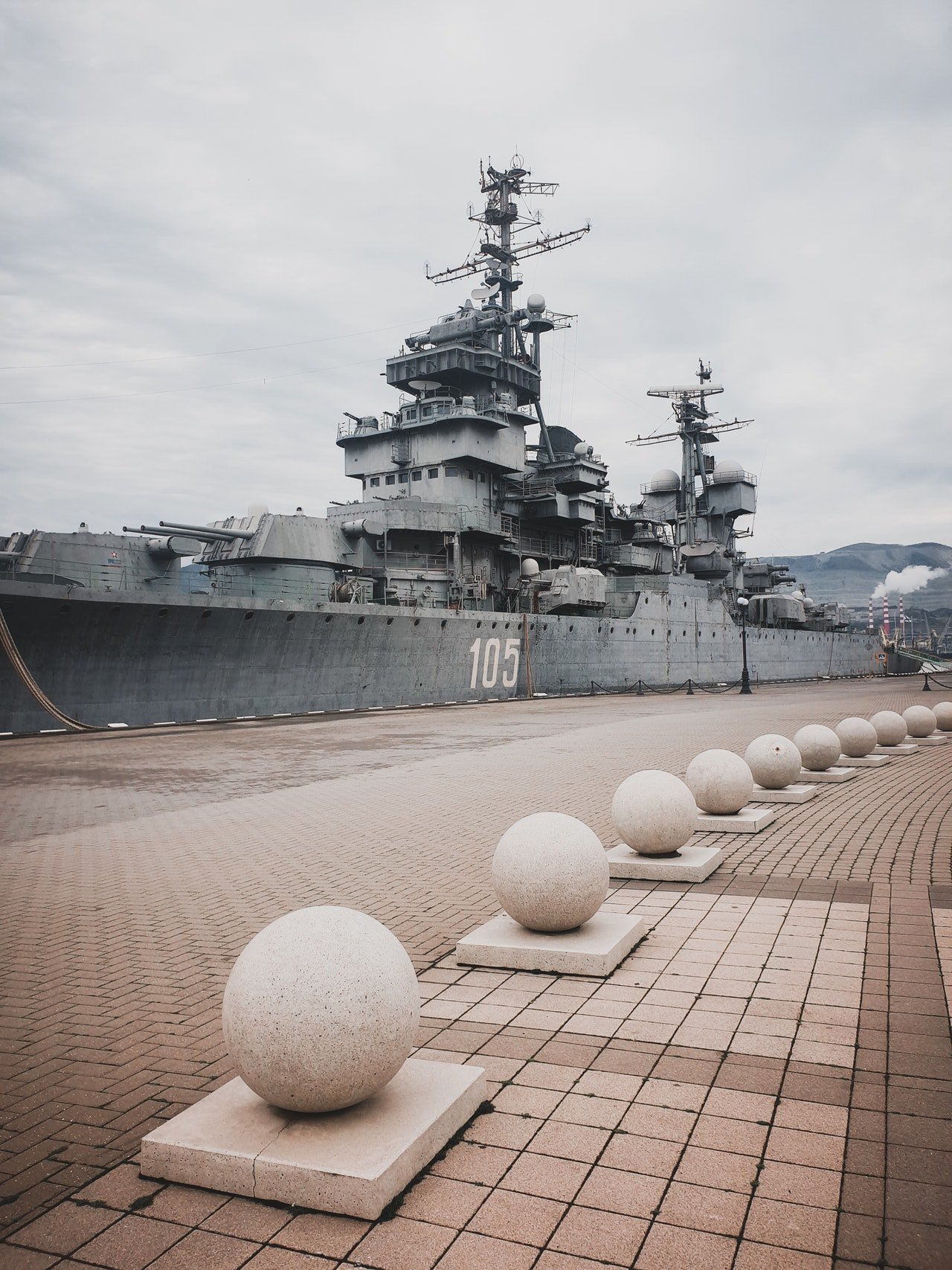 Nachdem er das Schiff gesehen hatte, fuhr Mary ihn zum Marinestützpunkt und erkundigte sich. | Quelle: Pexels