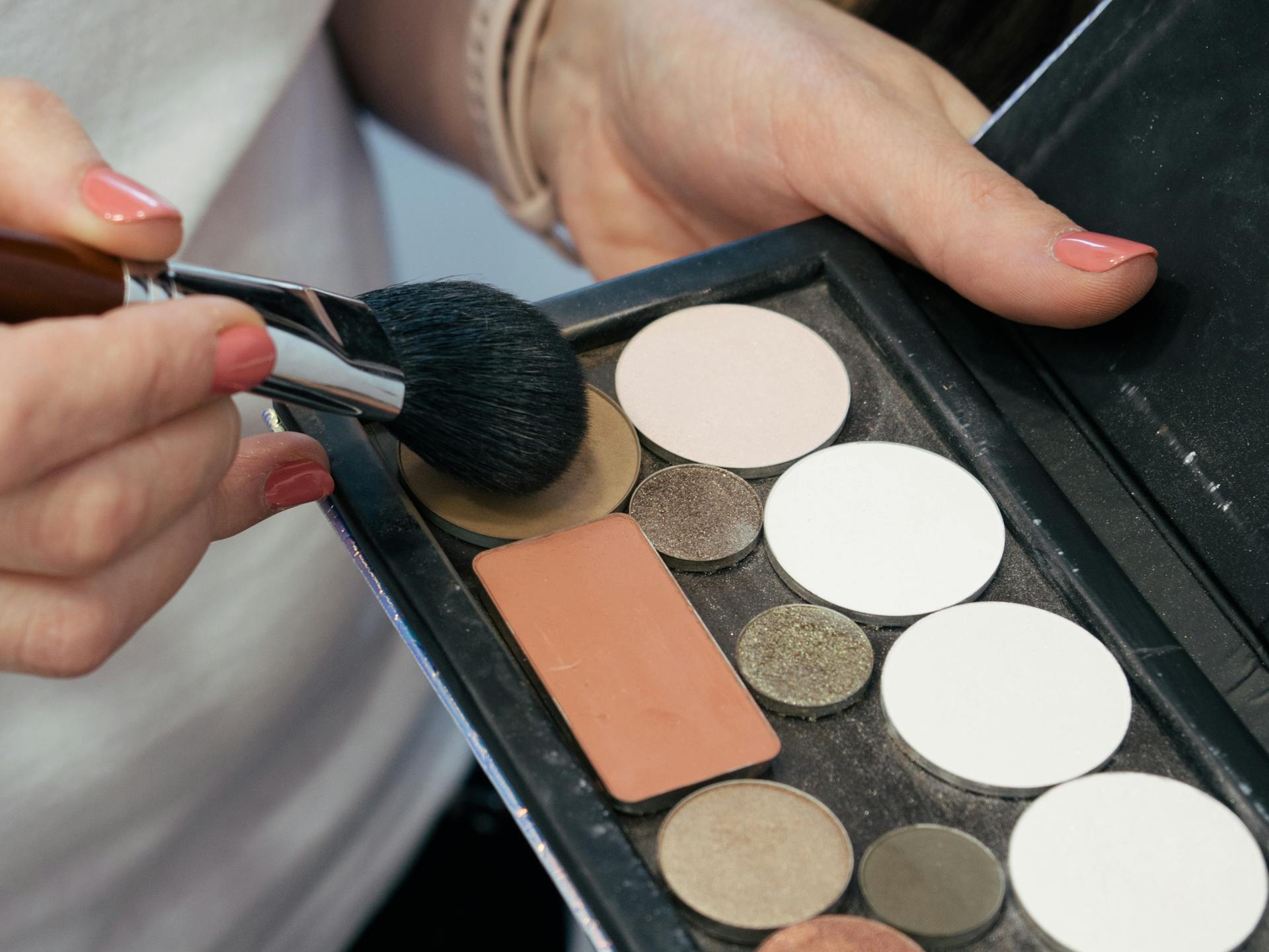 Eine Frau, die eine Make-up-Palette hält | Quelle: Pexels