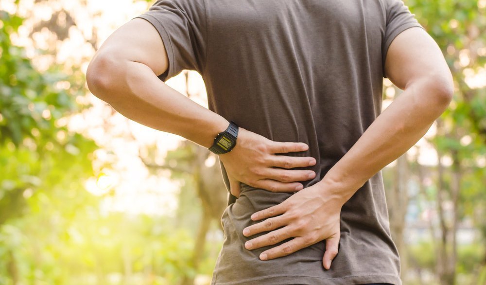 Mann mit Rückenschmerzen | Quelle: Shutterstock
