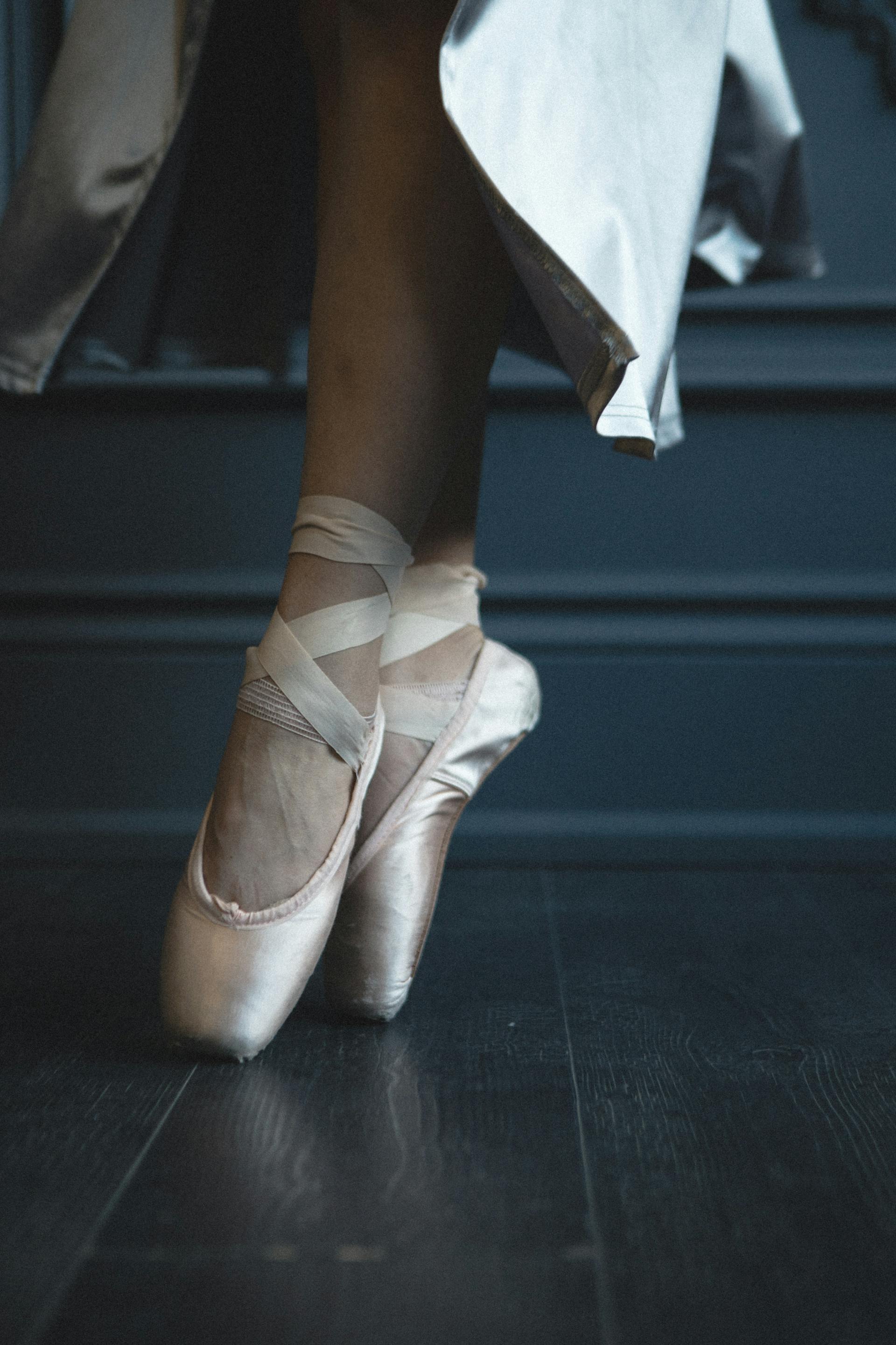 Eine Frau mit Ballettschuhen | Quelle: Pexels