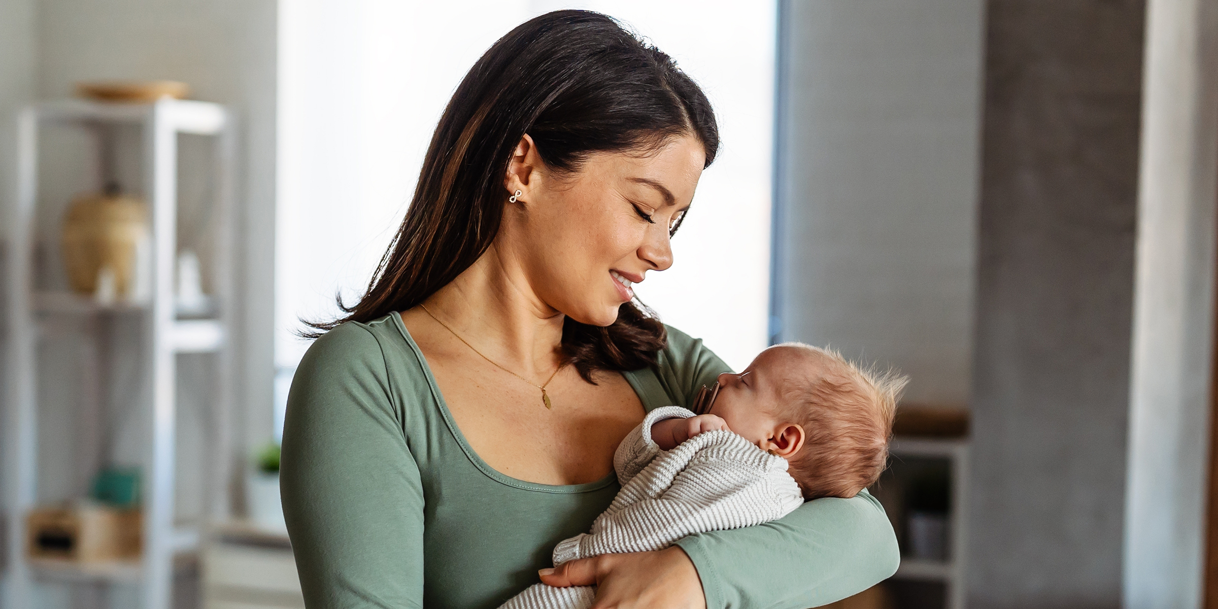 Eine Frau mit einem Baby | Quelle: Shutterstock