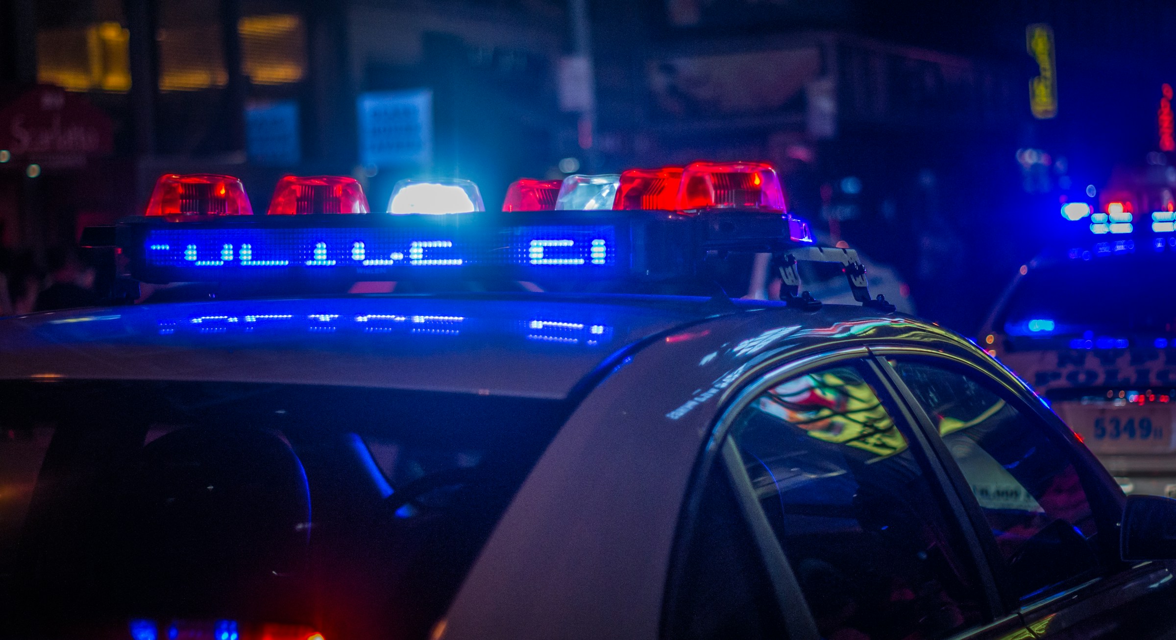 Nahaufnahme von Polizeiautos bei Nacht | Quelle: Unsplash