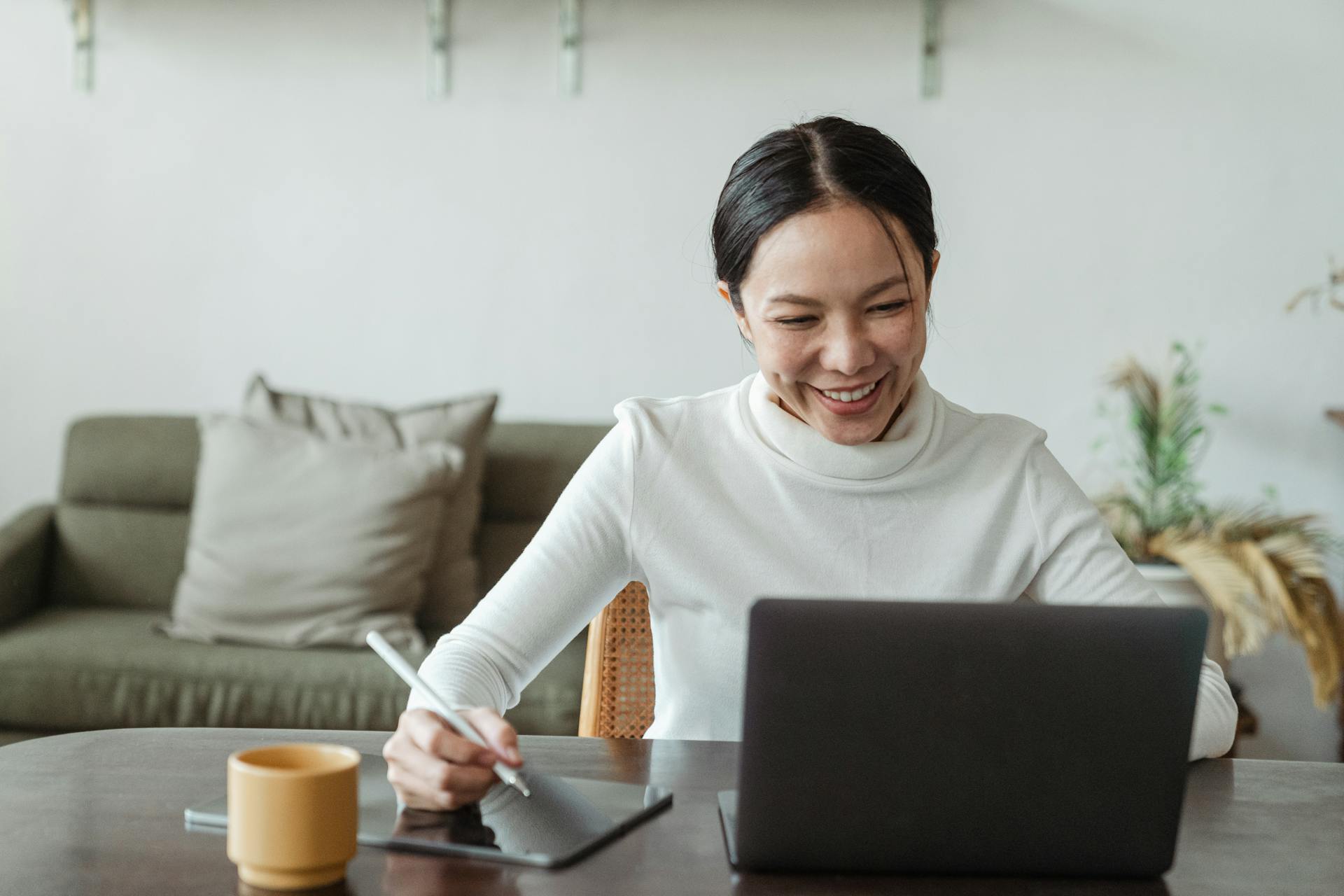 Eine glückliche Frau bei der Arbeit | Quelle: Pexels