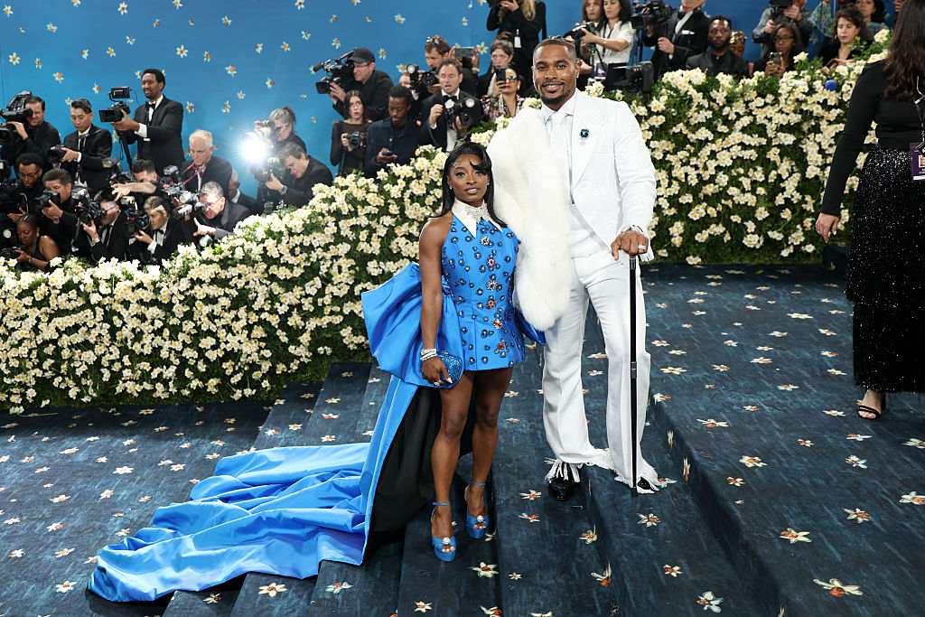 Simone Biles und Jonathan Owens geben bei der Met Gala zur Feier von „Superfine: Tailoring Black Style“ am 5. Mai 2025 ein Traumpaar ab.